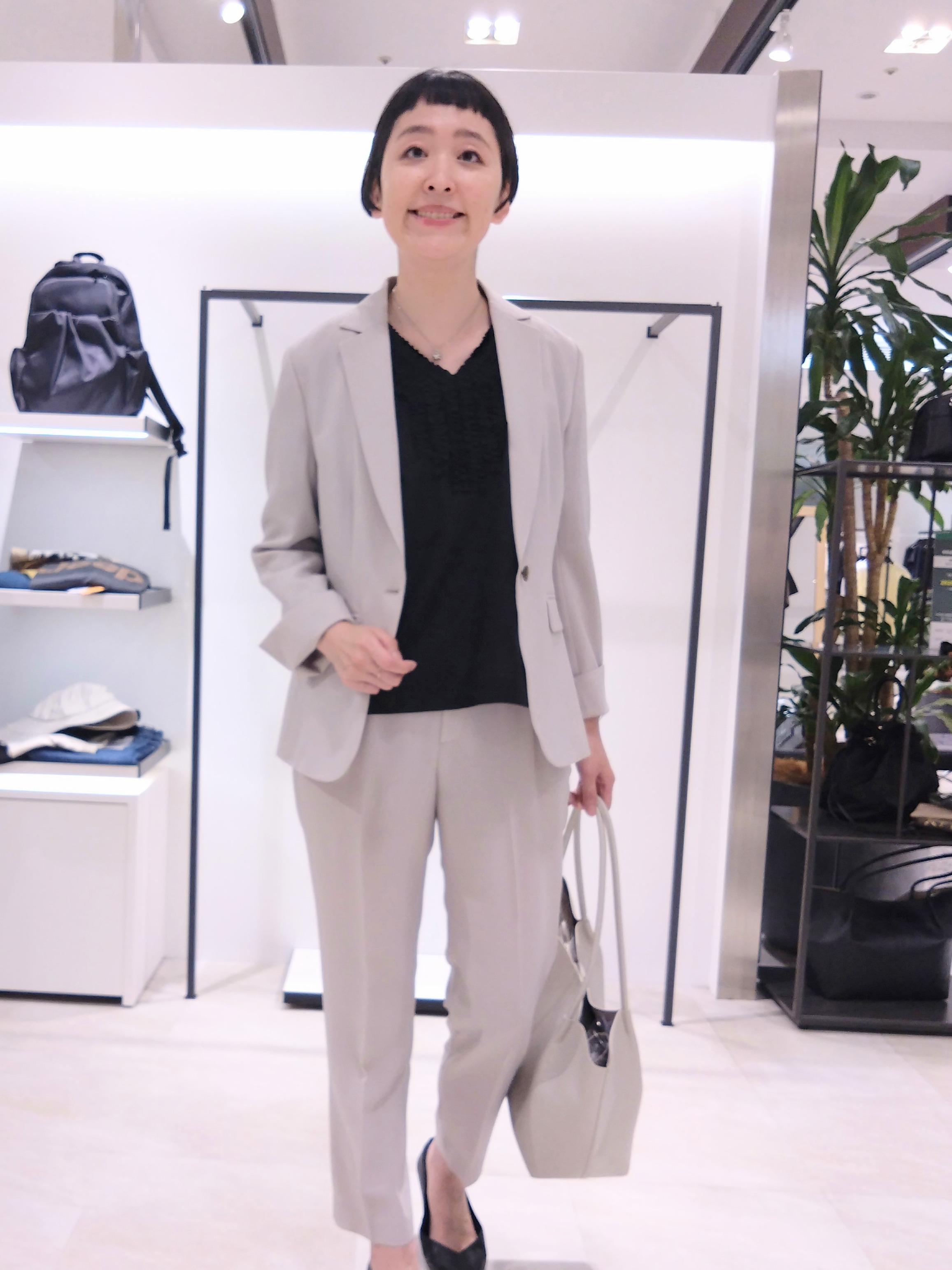 まちこさんの「UNTITLED｜【接触冷感/通気性/洗える】Vネックフリルブラウス」を使ったコーディネート