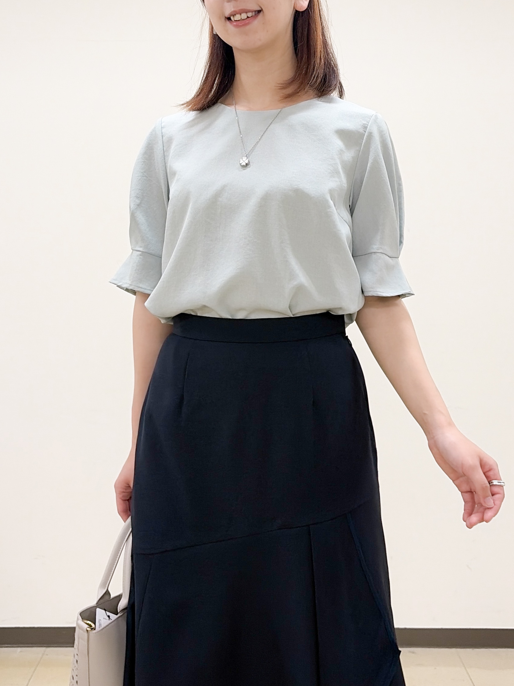 yurinaさんの「index｜【接触冷感】タックパフスリーブブラウス《吸水速乾／防シワ／洗濯機OK／XS～3L／6col》」を使ったコーディネート