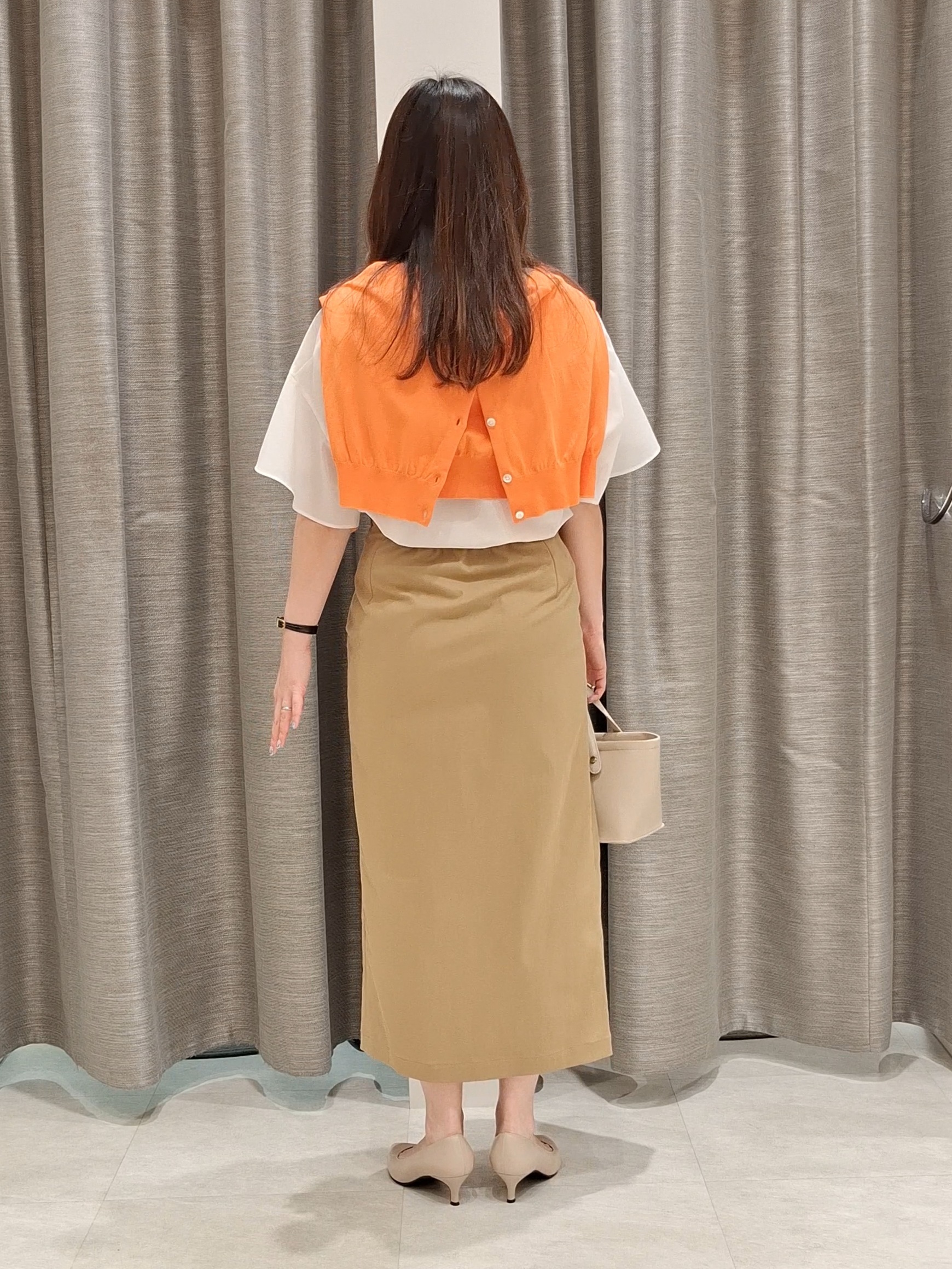 YuKaRiさんの「UNTITLED｜【接触冷感/通気性/洗える】Vネックフリルブラウス」を使ったコーディネート