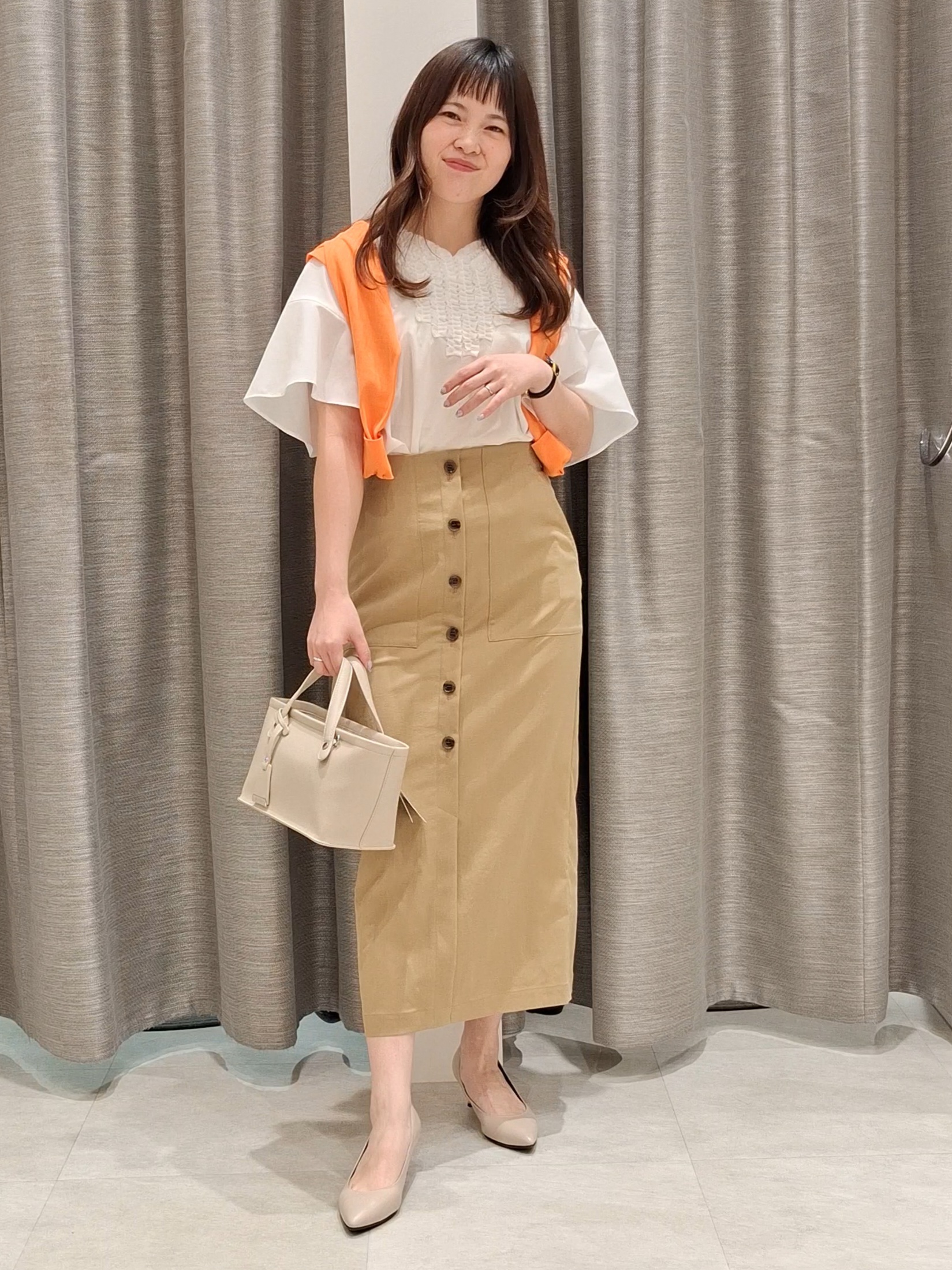 YuKaRiさんの「UNTITLED｜【接触冷感/通気性/洗える】Vネックフリルブラウス」を使ったコーディネート