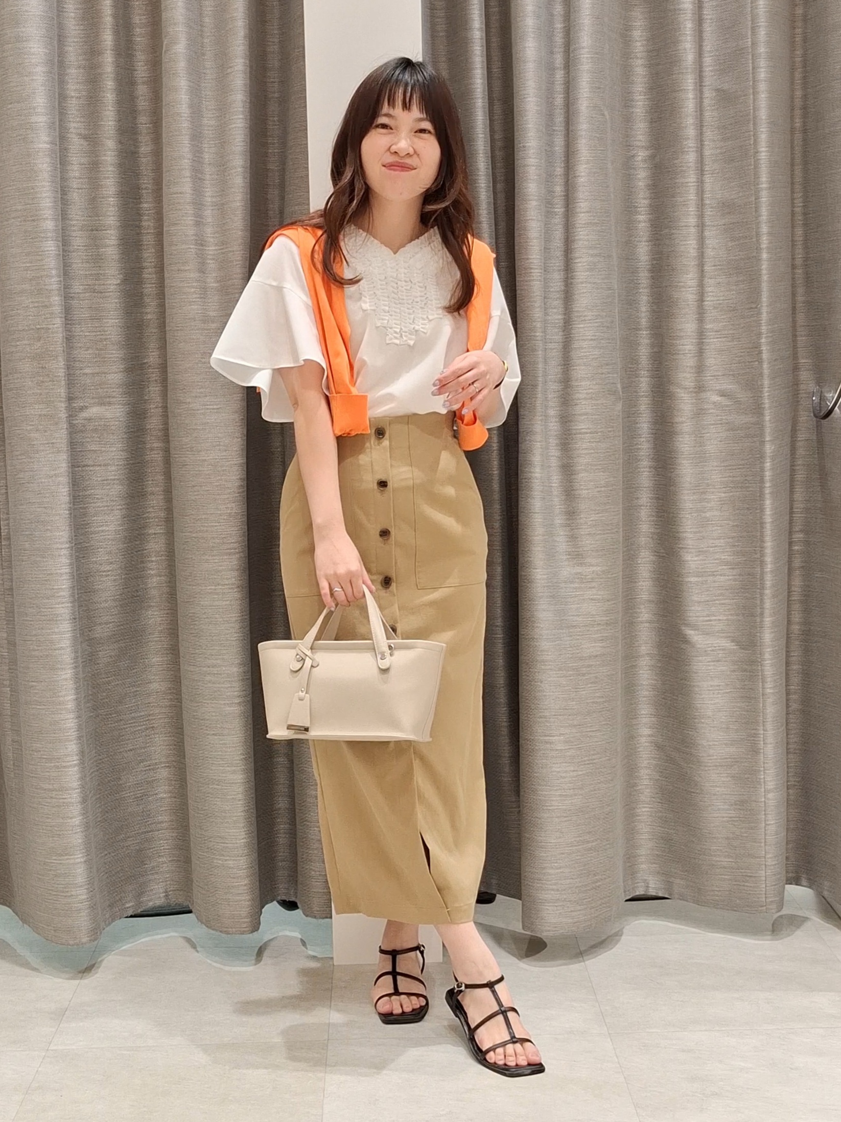 YuKaRiさんの「UNTITLED｜【接触冷感/通気性/洗える】Vネックフリルブラウス」を使ったコーディネート