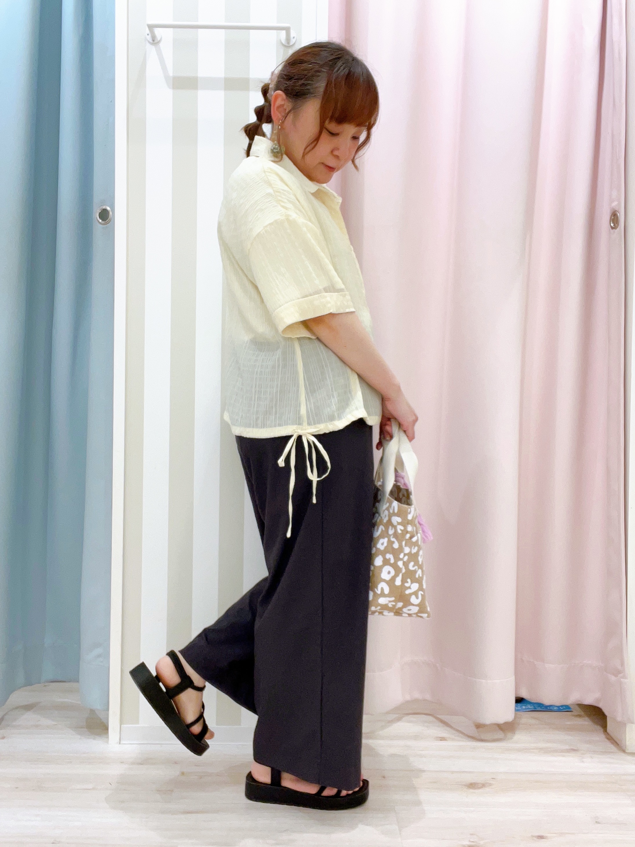 kitaさんの「SHOO･LA･RUE｜【S-LL/洗濯機可/体型カバー】さらさら シャーリングシフォン 裾ドロストシャツ」を使ったコーディネート