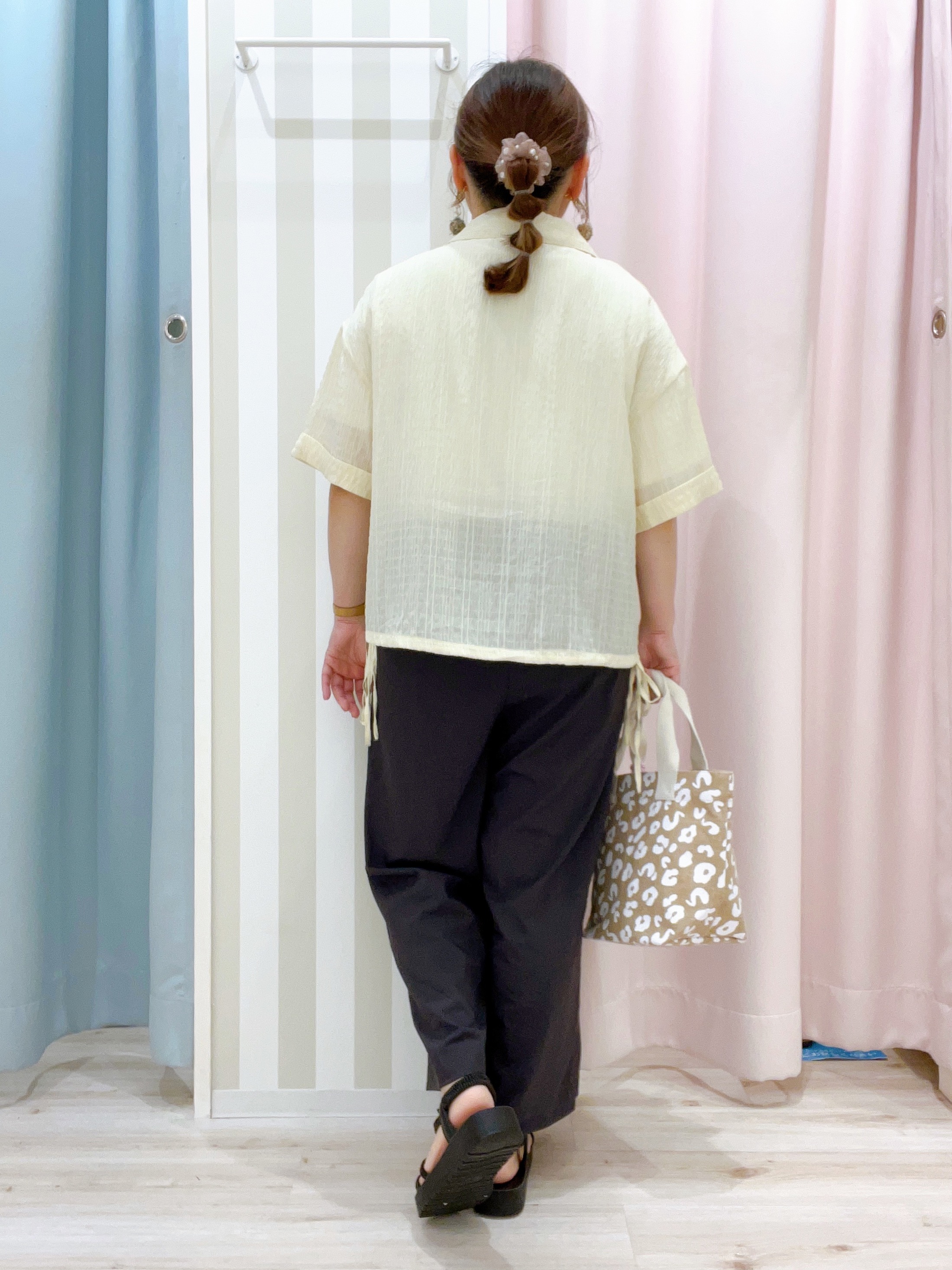 kitaさんの「SHOO･LA･RUE｜【S-LL/洗濯機可/体型カバー】さらさら シャーリングシフォン 裾ドロストシャツ」を使ったコーディネート