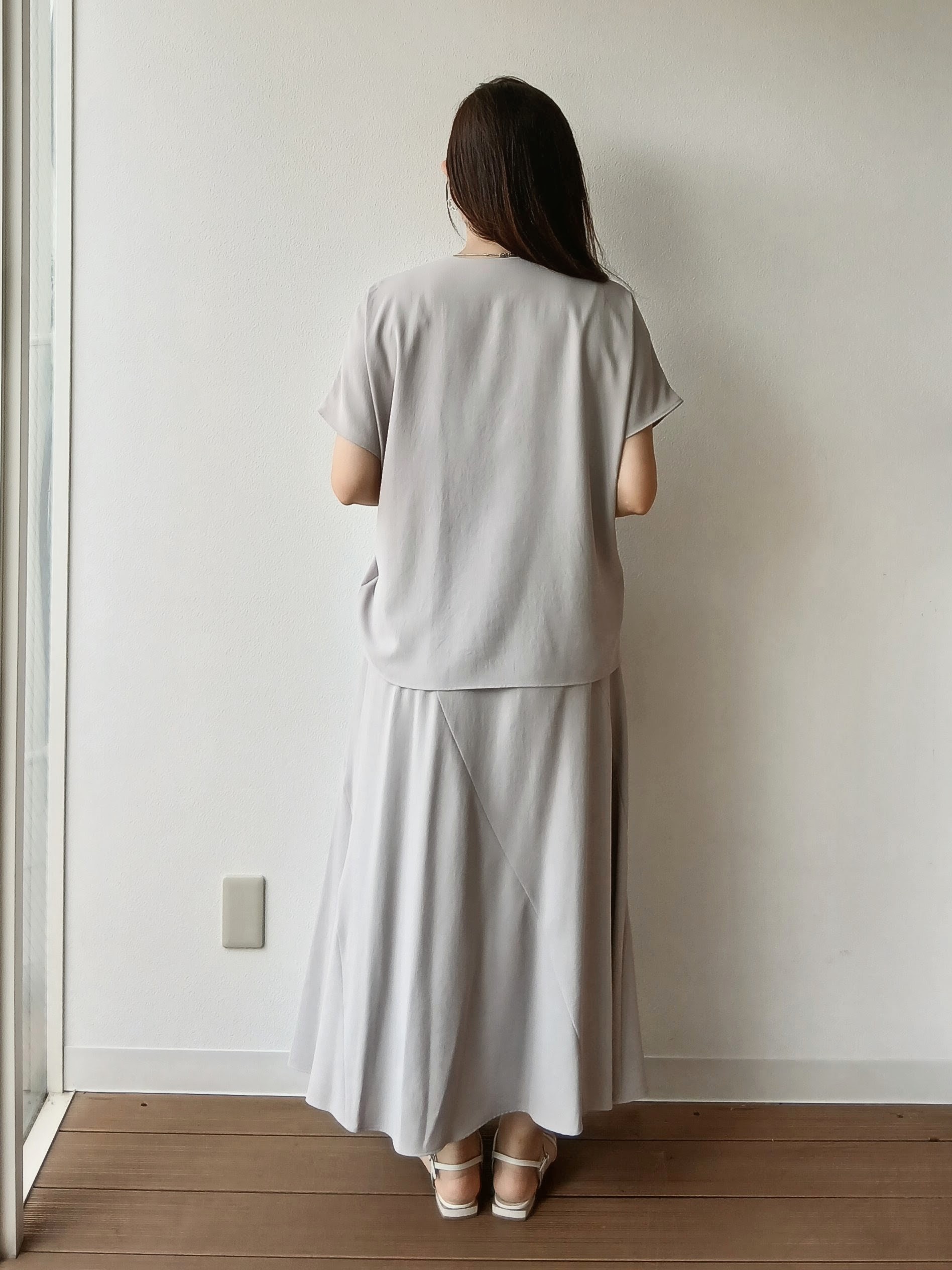 なみきさんの「UNTITLED｜【UV/接触冷感/セットアップ可】リラクシーキーVネックブラウス」を使ったコーディネート