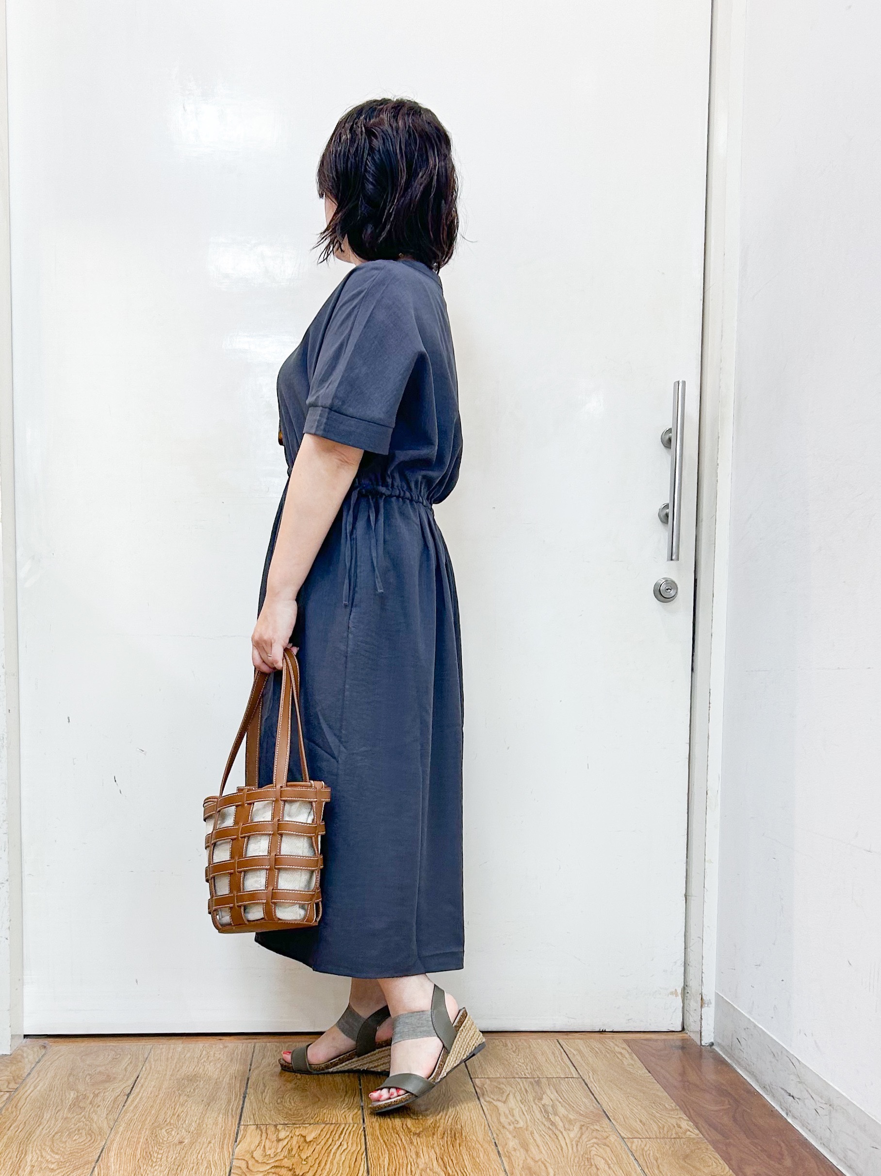 haruさんの「SHOO･LA･RUE｜【洗濯機可/体型カバー】ウエストシャーリングでお腹周りが気にならない 麻調スキッパー脇リボンワンピー」を使ったコーディネート