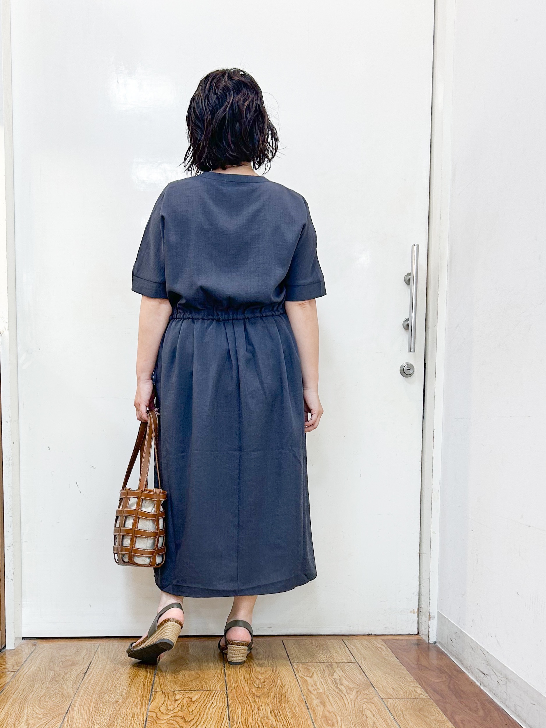 haruさんの「SHOO･LA･RUE｜【洗濯機可/体型カバー】ウエストシャーリングでお腹周りが気にならない 麻調スキッパー脇リボンワンピー」を使ったコーディネート