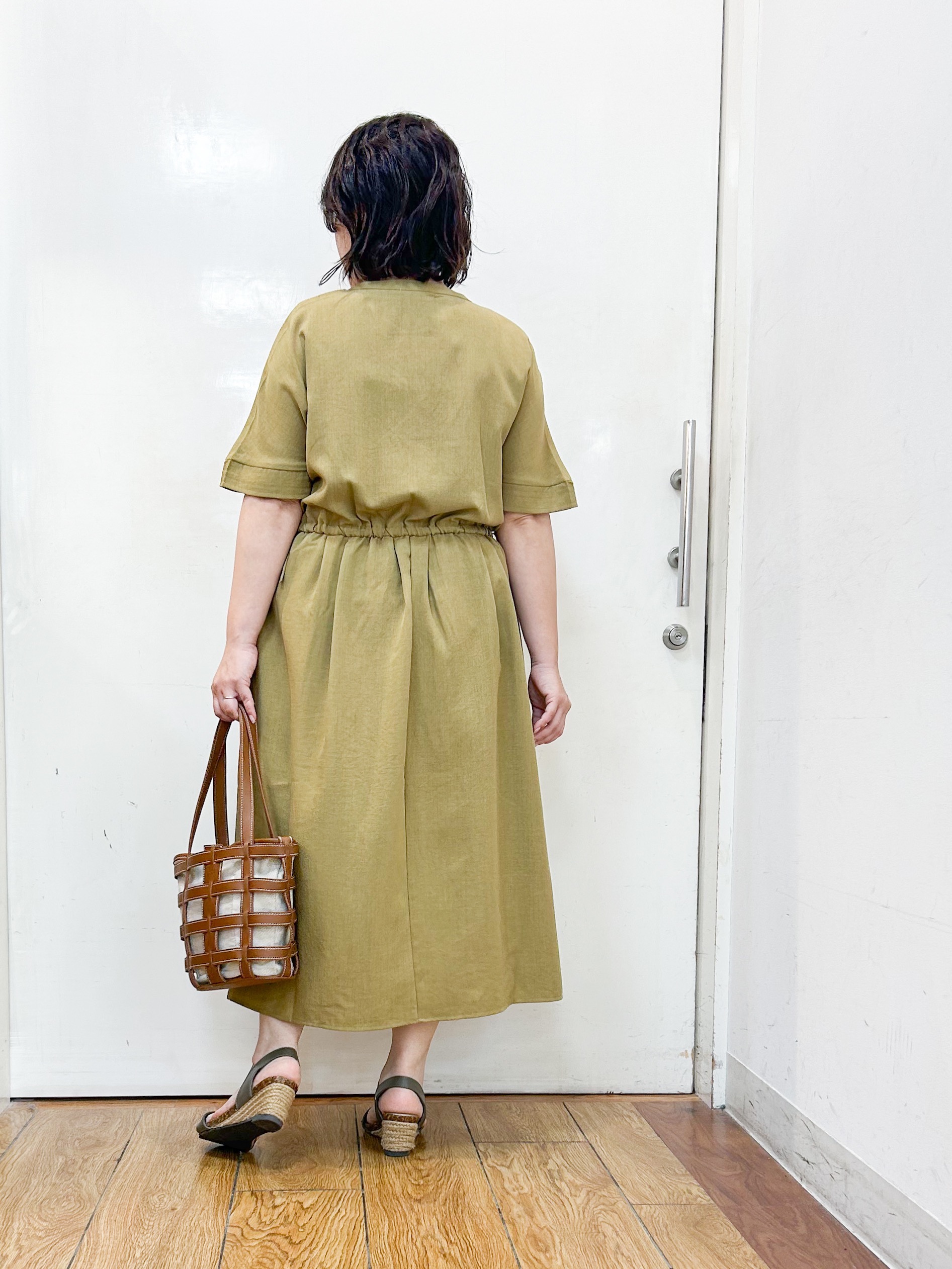 haruさんの「SHOO･LA･RUE｜【洗濯機可/体型カバー】ウエストシャーリングでお腹周りが気にならない 麻調スキッパー脇リボンワンピー」を使ったコーディネート