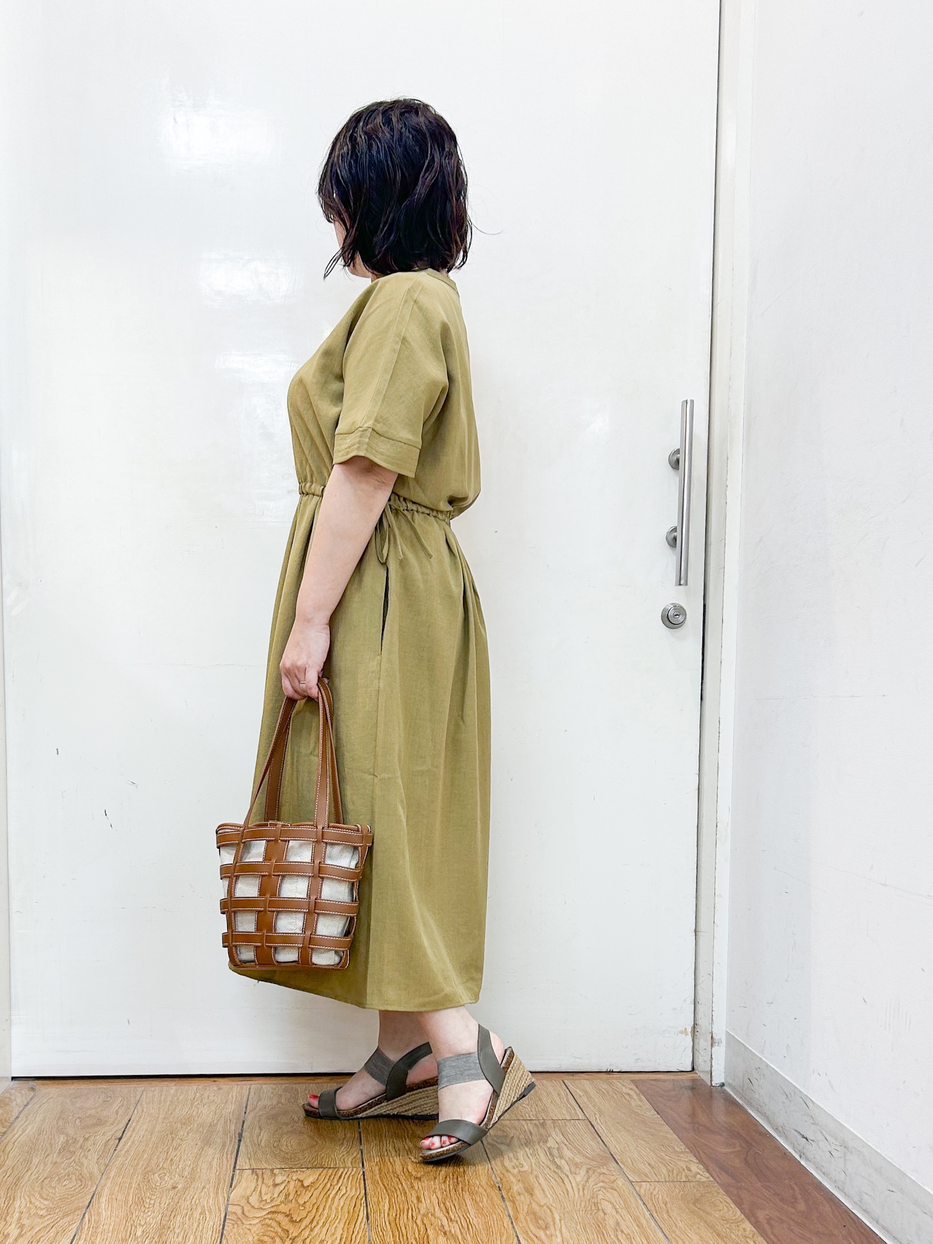 haruさんの「SHOO･LA･RUE｜【洗濯機可/体型カバー】ウエストシャーリングでお腹周りが気にならない 麻調スキッパー脇リボンワンピー」を使ったコーディネート