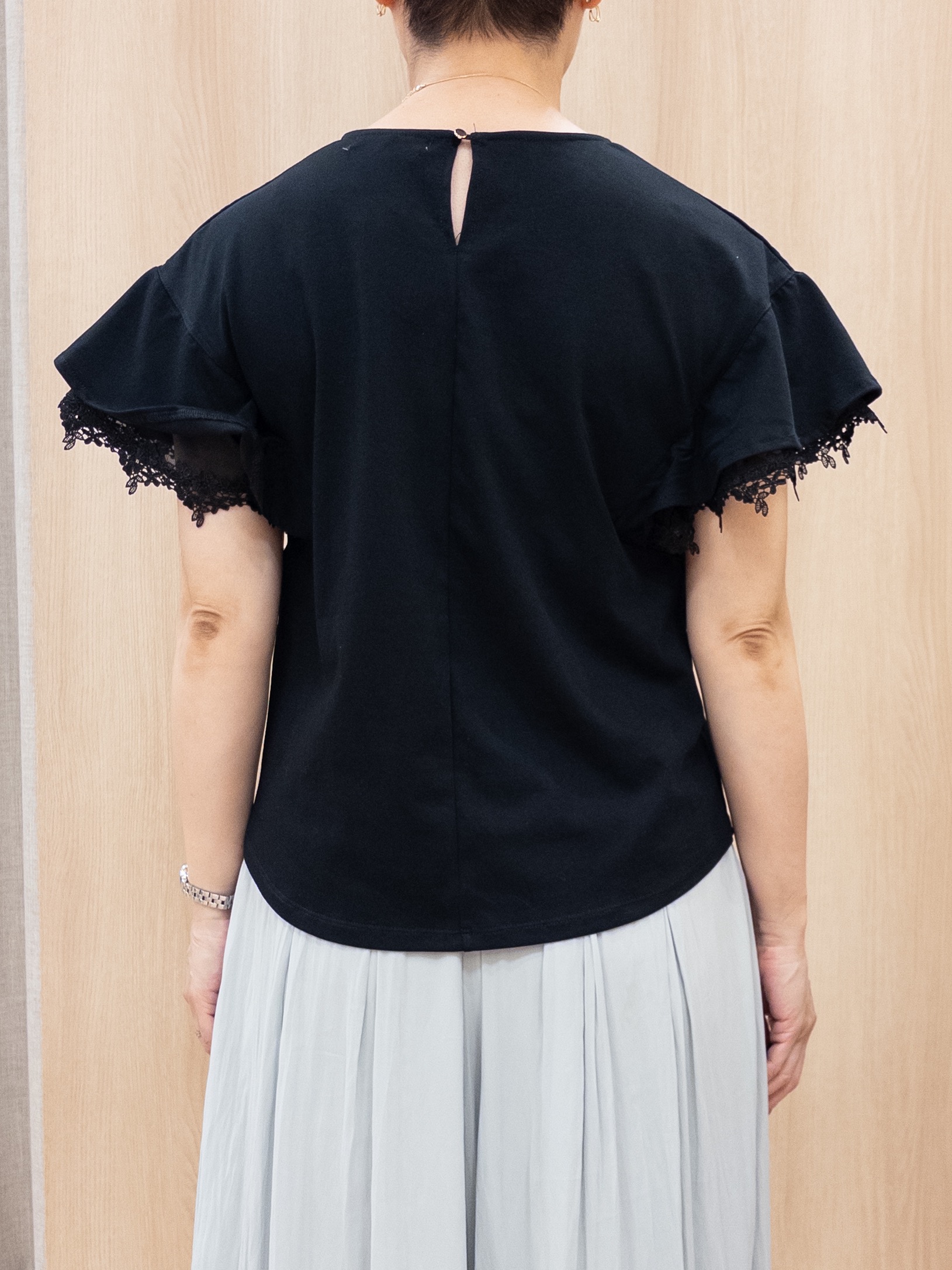 シュウコさんの「grove｜【二の腕カバー、UV/ひんやり】涼しく華やかに、レースレイヤードスリーブTシャツ」を使ったコーディネート