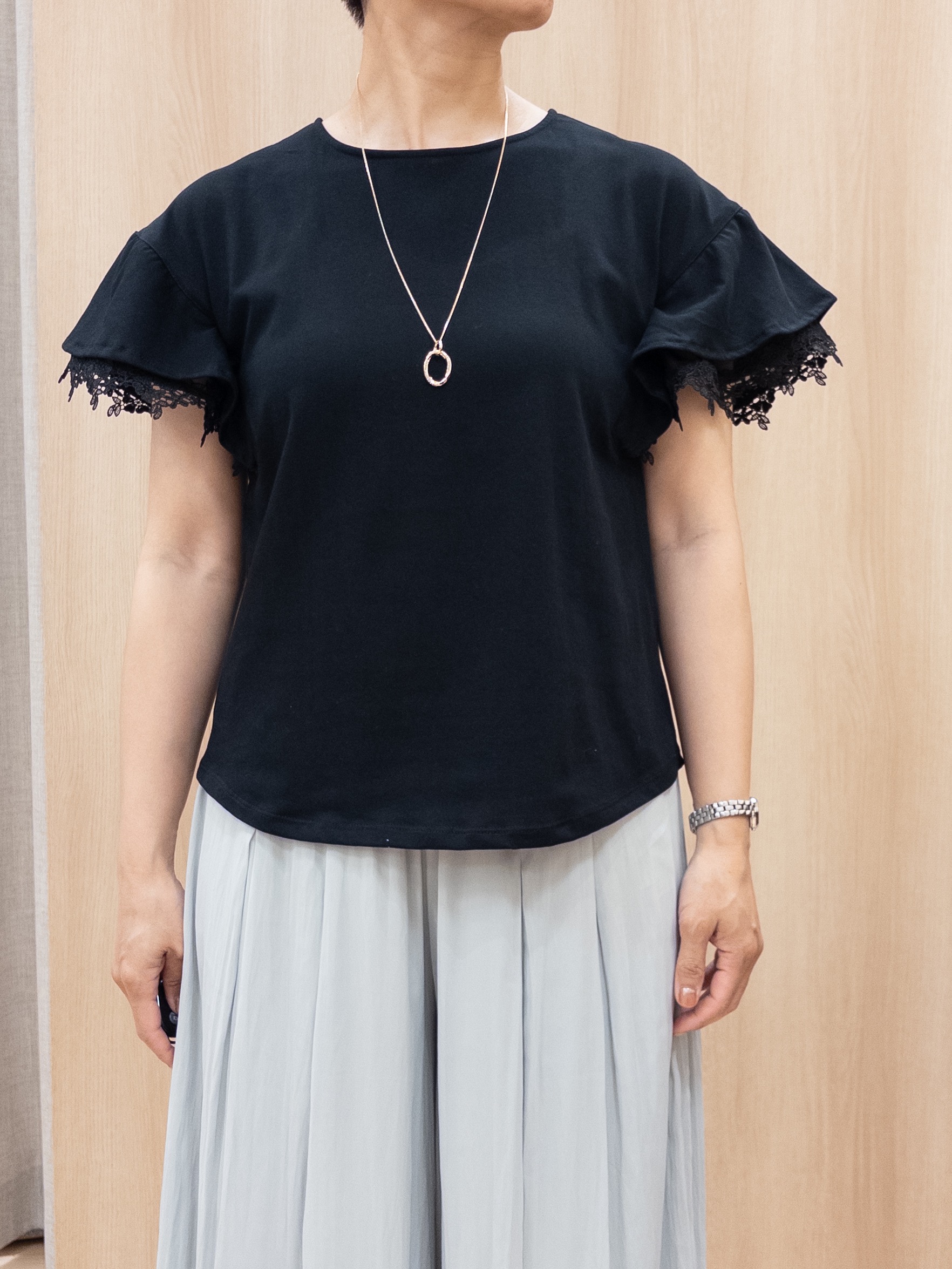 シュウコさんの「grove｜【二の腕カバー、UV/ひんやり】涼しく華やかに、レースレイヤードスリーブTシャツ」を使ったコーディネート