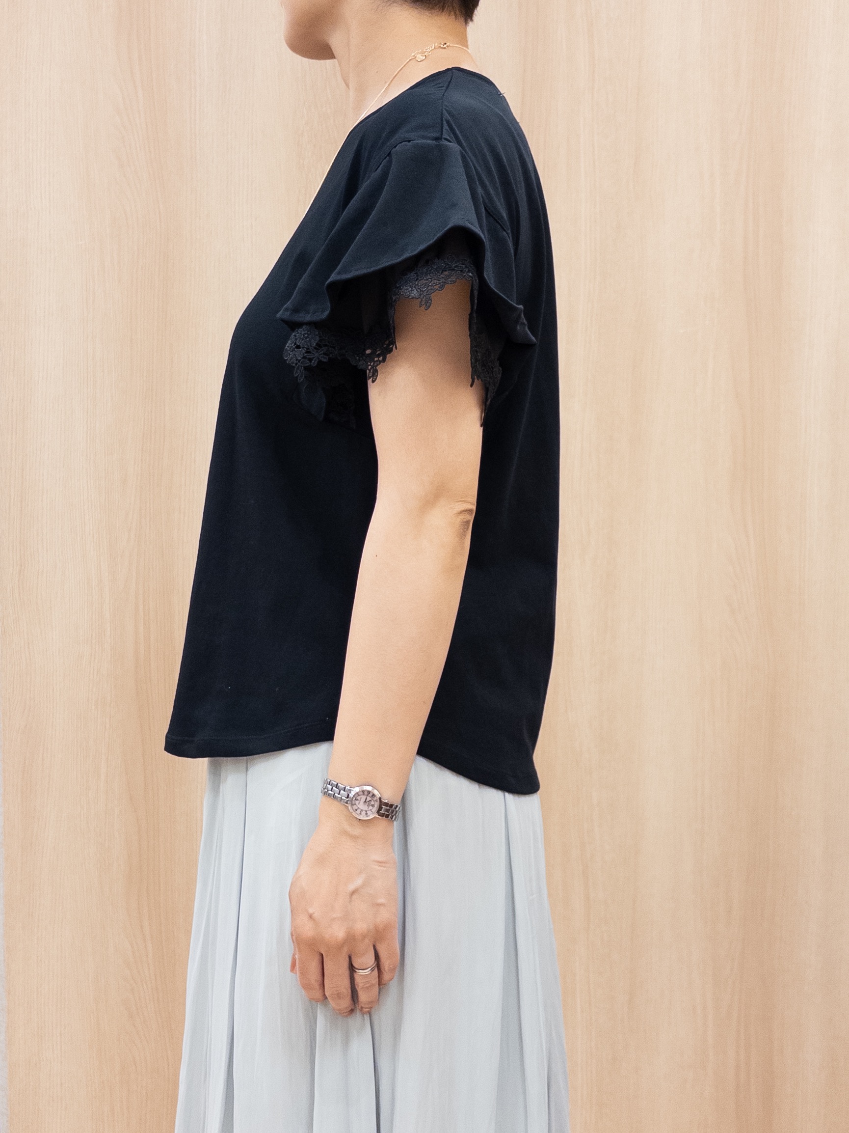 シュウコさんの「grove｜【二の腕カバー、UV/ひんやり】涼しく華やかに、レースレイヤードスリーブTシャツ」を使ったコーディネート
