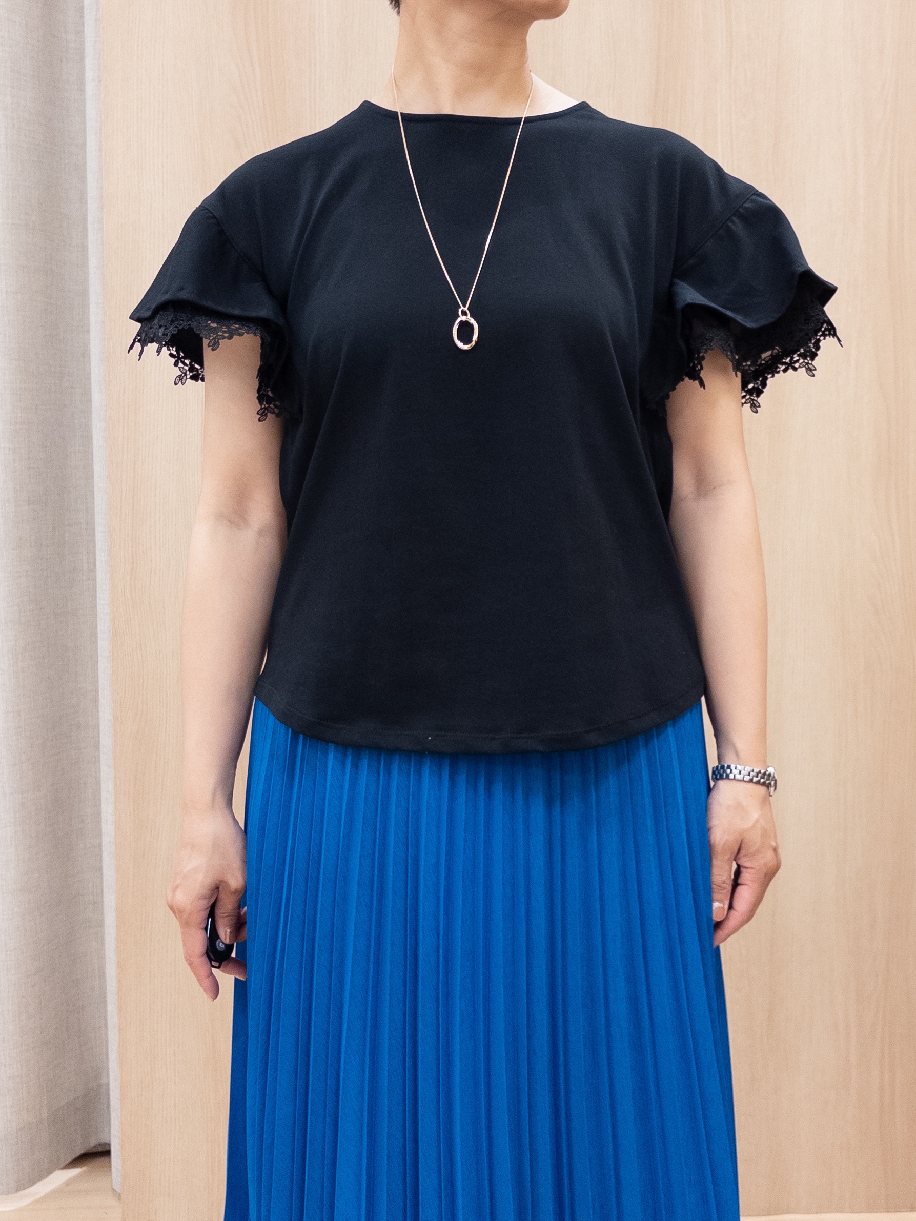 シュウコさんの「grove｜【二の腕カバー、UV/ひんやり】涼しく華やかに、レースレイヤードスリーブTシャツ」を使ったコーディネート