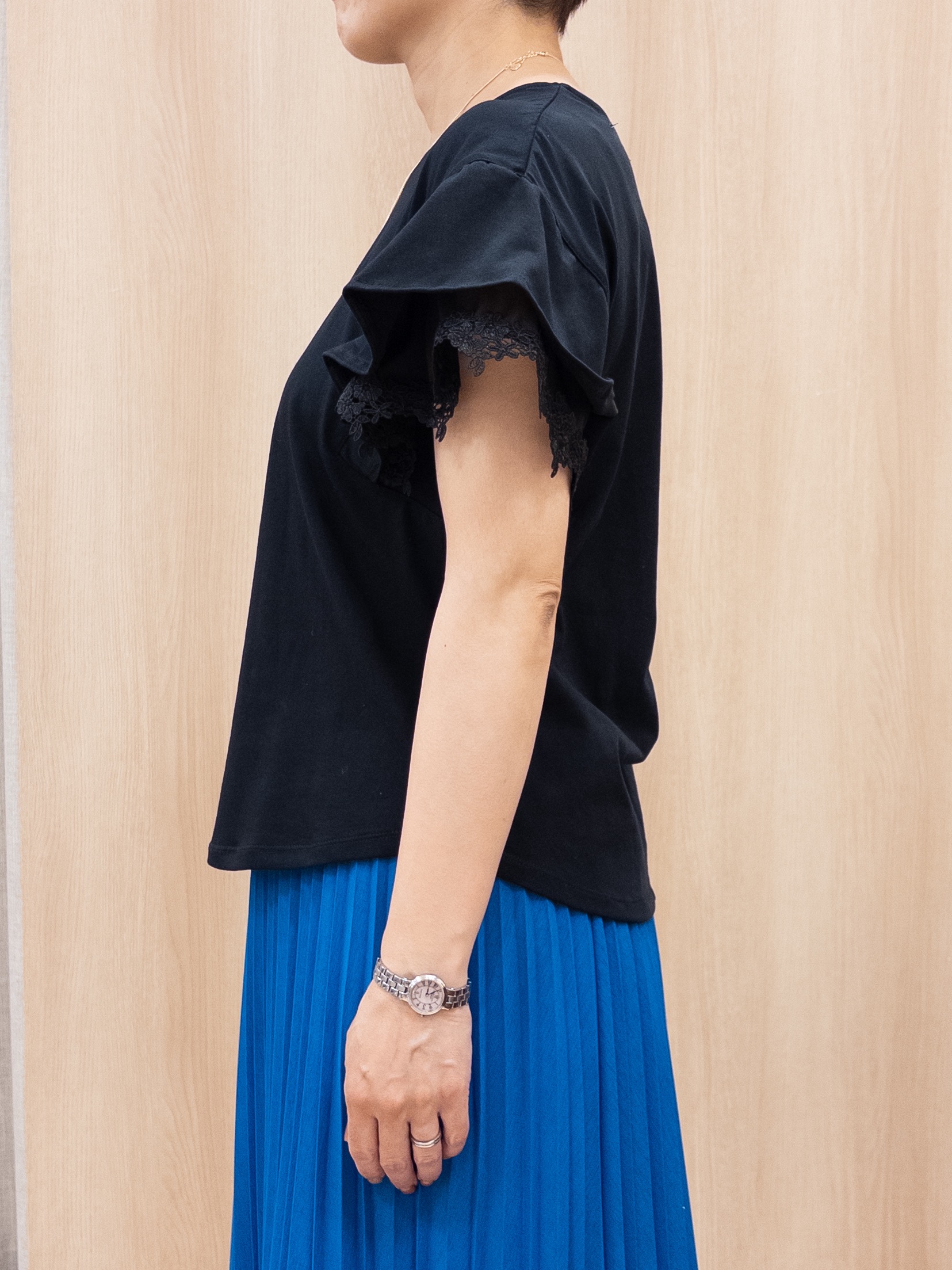 シュウコさんの「grove｜【二の腕カバー、UV/ひんやり】涼しく華やかに、レースレイヤードスリーブTシャツ」を使ったコーディネート