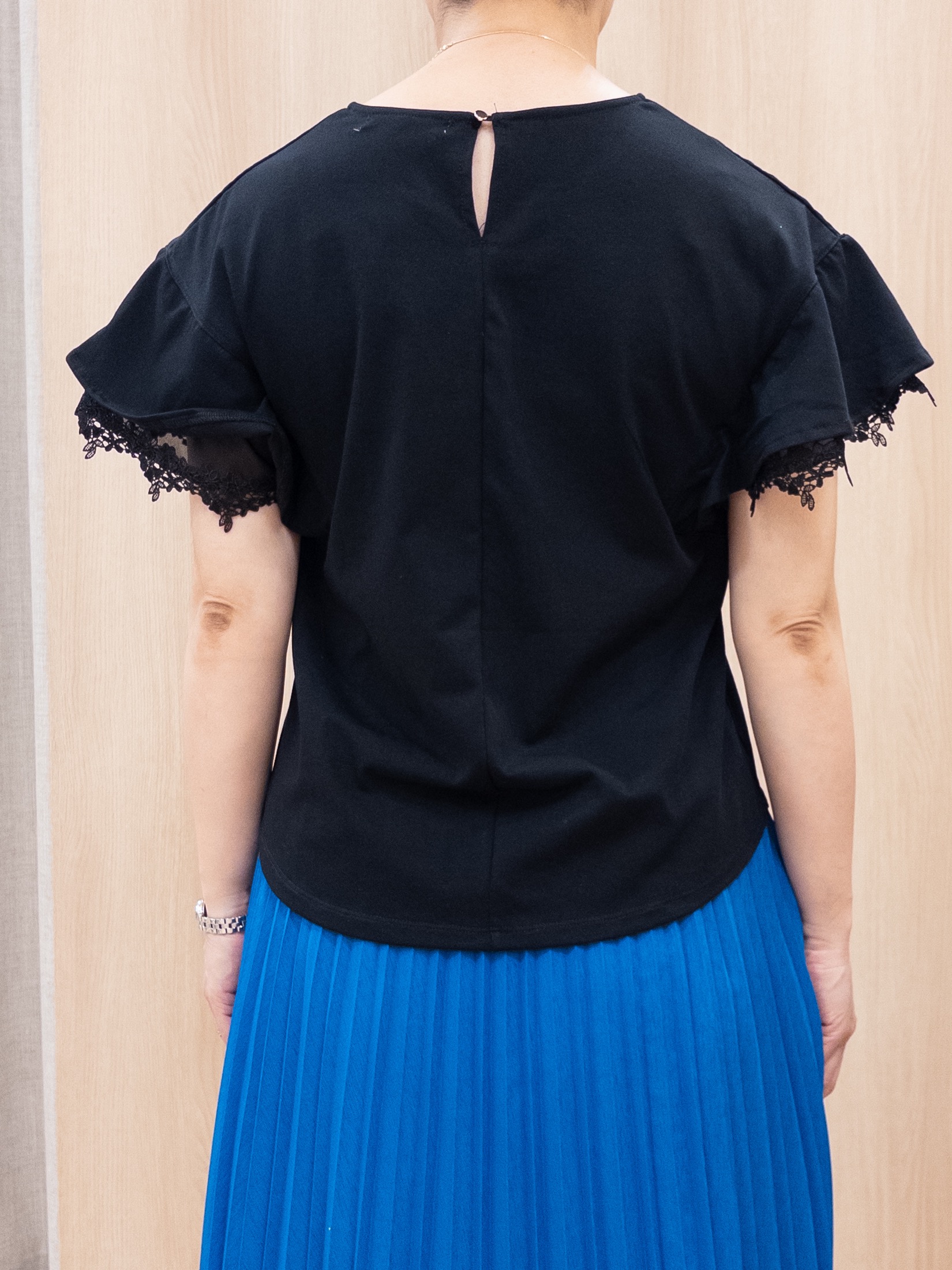 シュウコさんの「grove｜【二の腕カバー、UV/ひんやり】涼しく華やかに、レースレイヤードスリーブTシャツ」を使ったコーディネート