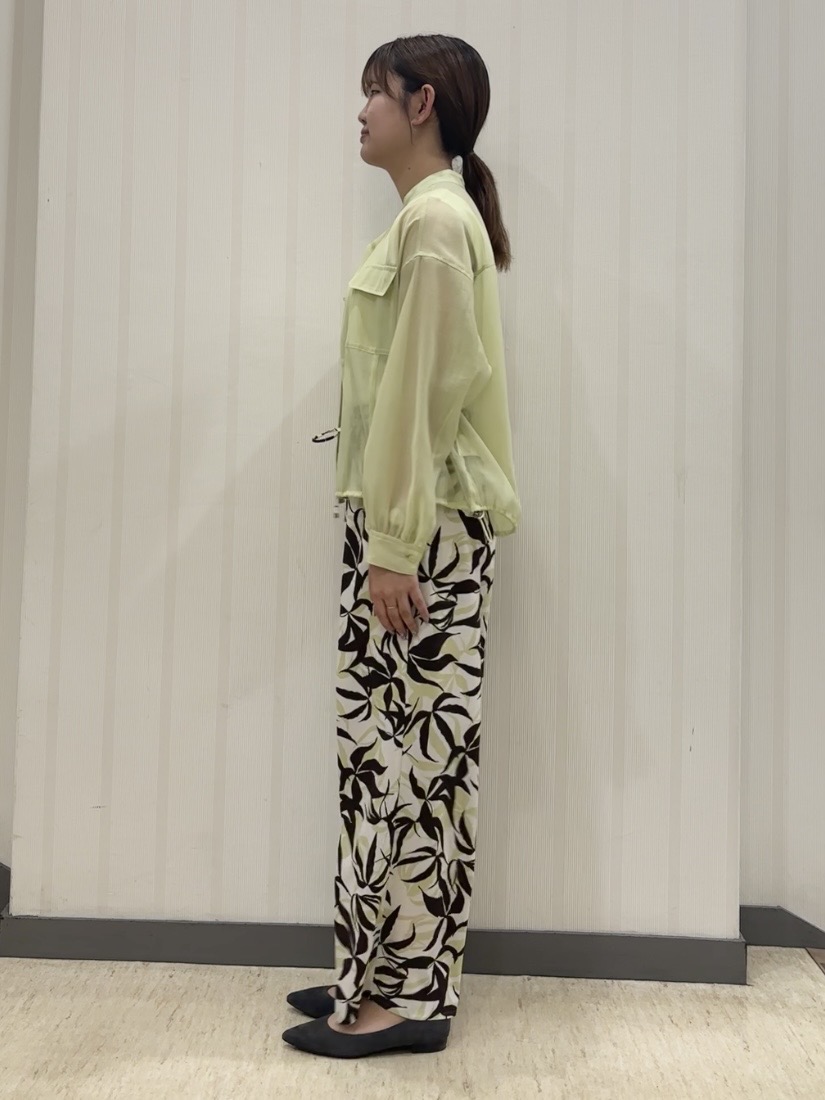 ちひさんの「INDIVI｜【ウエストゴム／着映え】リーフ柄ワイドパンツ」を使ったコーディネート