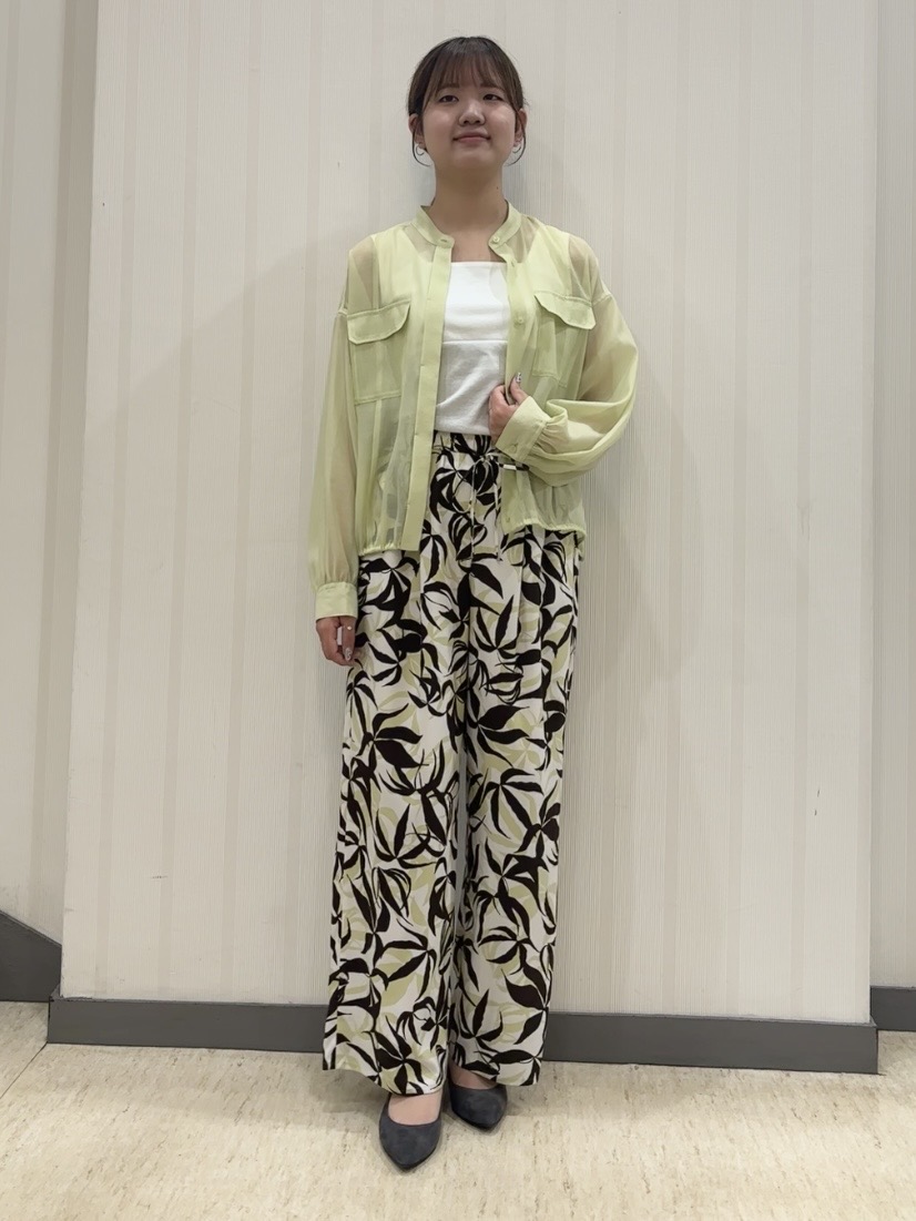 ちひさんの「INDIVI｜【ウエストゴム／着映え】リーフ柄ワイドパンツ」を使ったコーディネート
