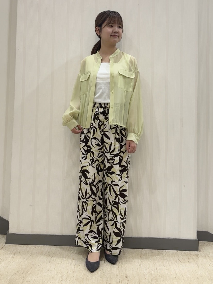 ちひさんの「INDIVI｜【ウエストゴム／着映え】リーフ柄ワイドパンツ」を使ったコーディネート