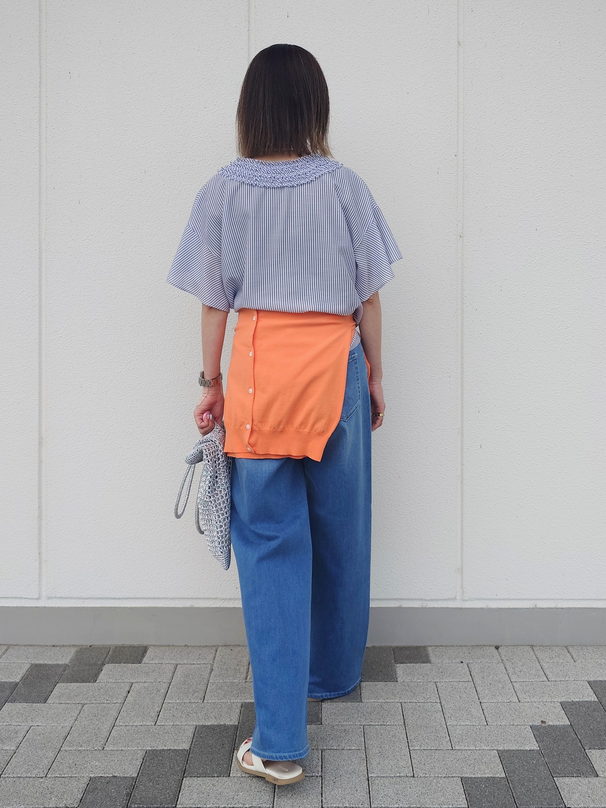 MUTSUKOさんの「UNTITLED｜【接触冷感/通気性/洗える】Vネックフリルブラウス」を使ったコーディネート