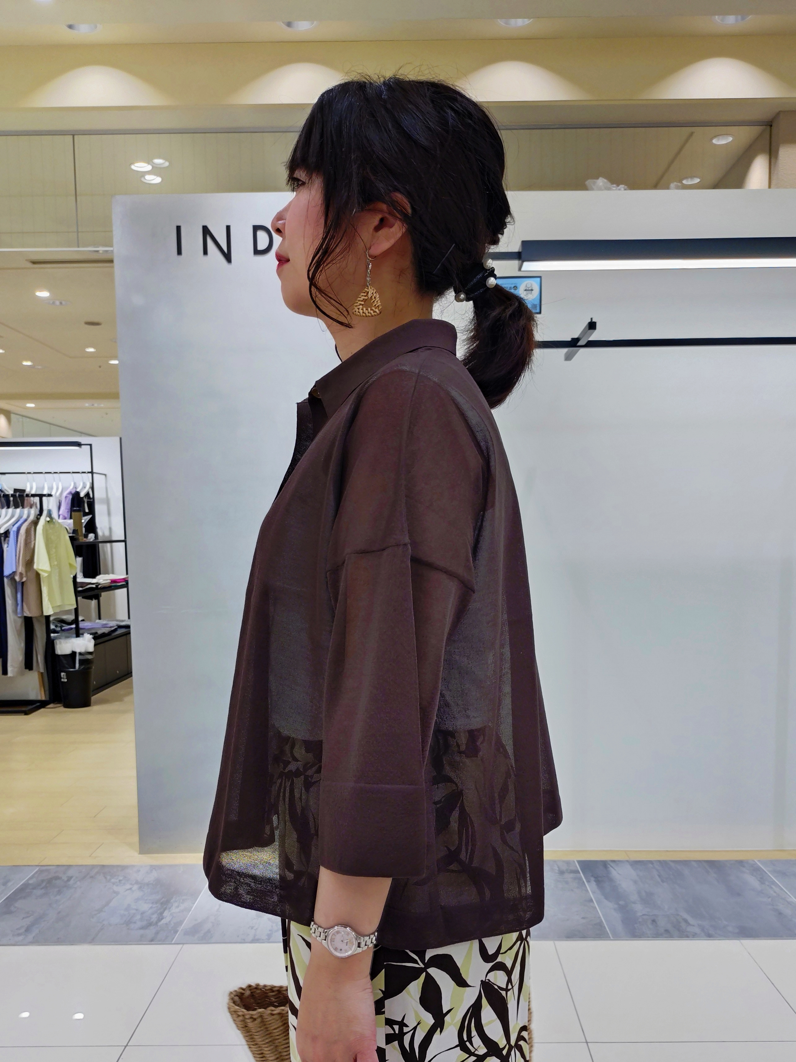 TOMOMIさんの「INDIVI｜【ウエストゴム／着映え】リーフ柄ワイドパンツ」を使ったコーディネート
