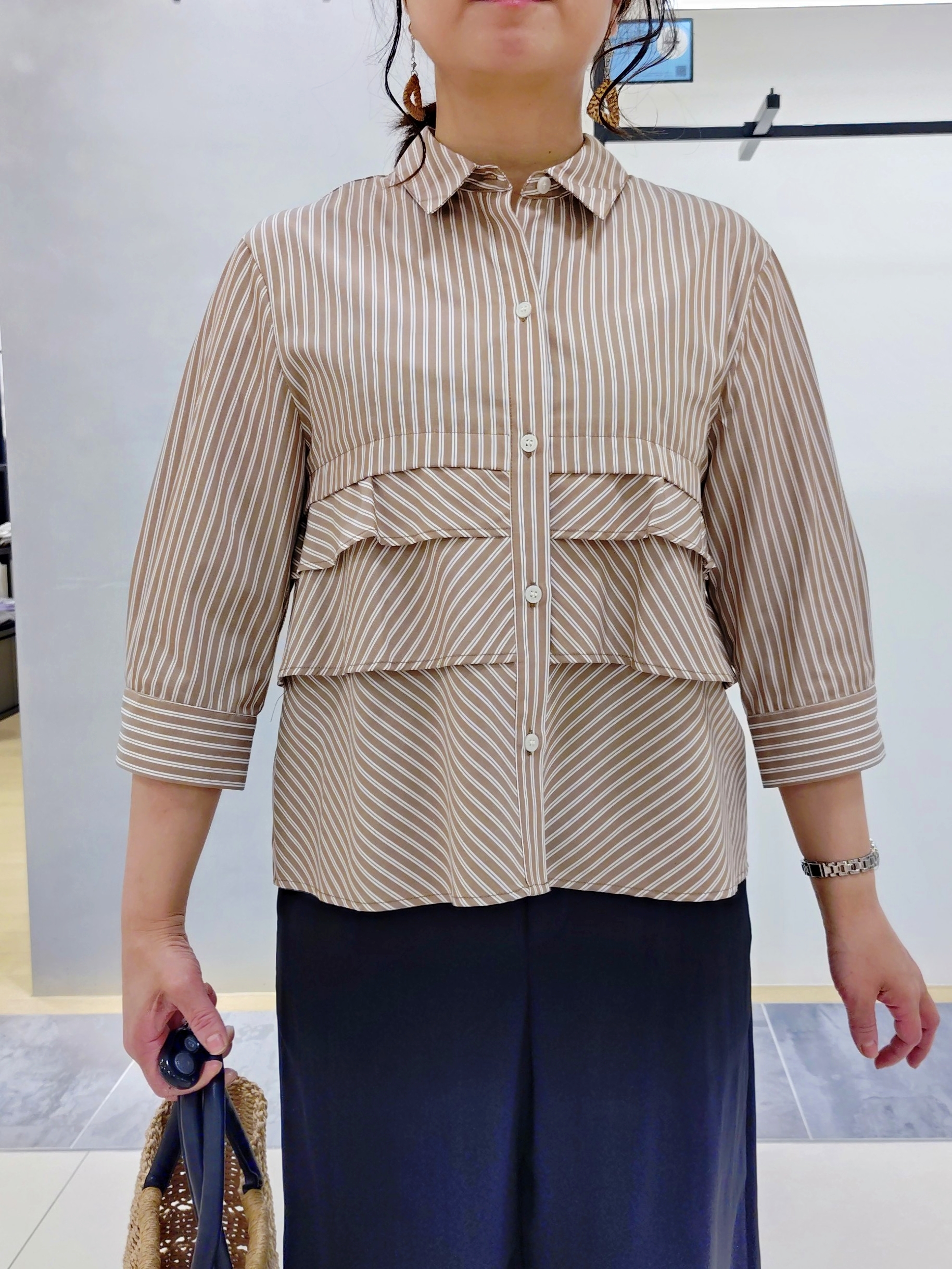 TOMOMIさんの「INDIVI｜【褒められパンツ／洗える／ウエストゴム】ワイドタックパンツ」を使ったコーディネート
