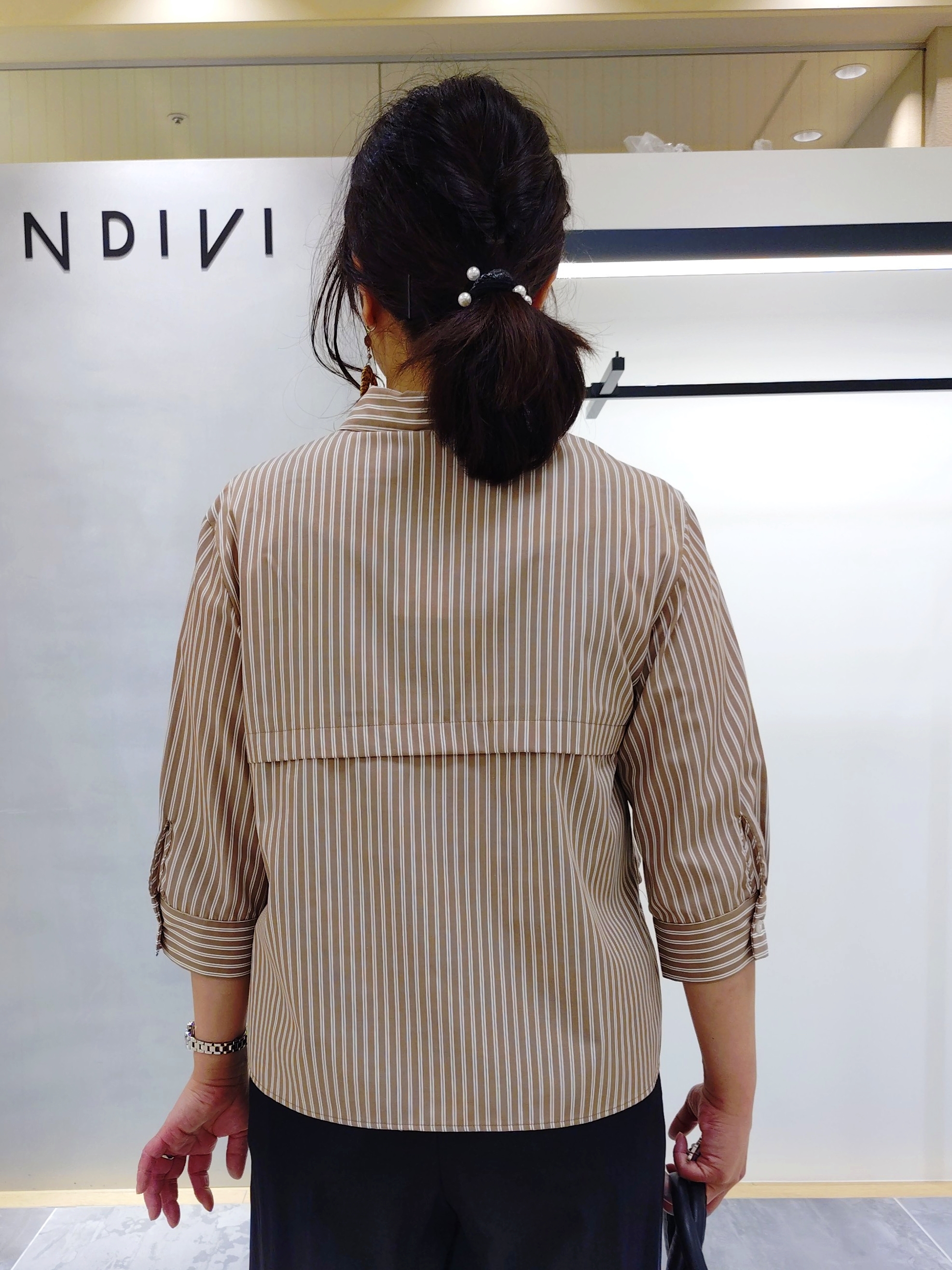 TOMOMIさんの「INDIVI｜【褒められパンツ／洗える／ウエストゴム】ワイドタックパンツ」を使ったコーディネート