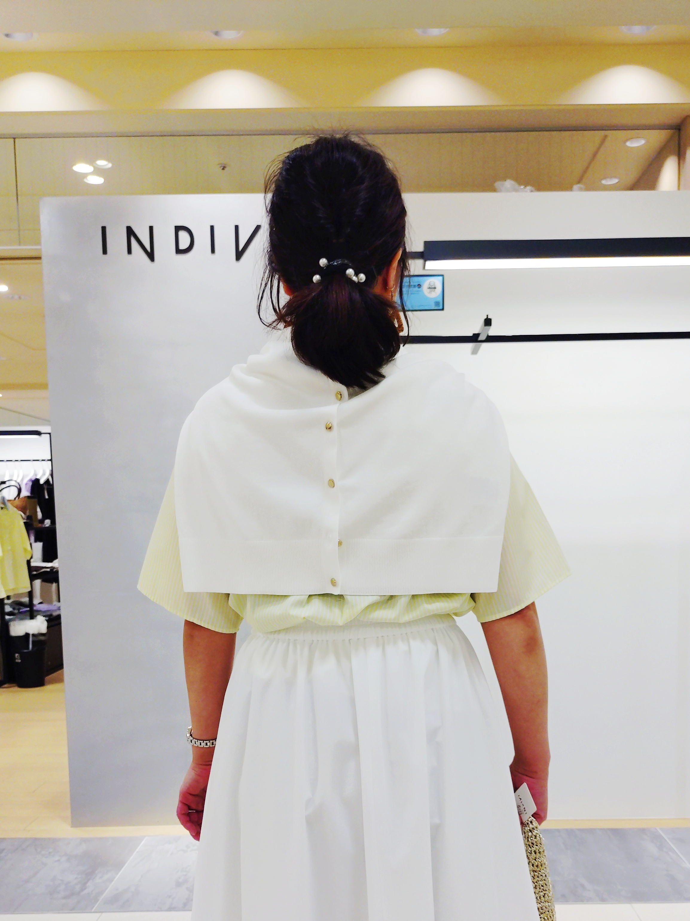 TOMOMIさんの「INDIVI｜【UVケア／吸汗速乾／着映え】フリルピンタックブラウス」を使ったコーディネート