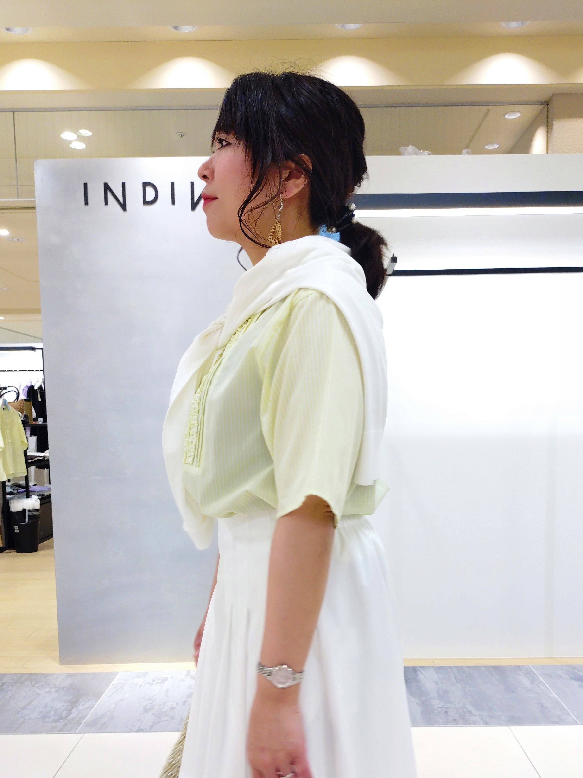 TOMOMIさんの「INDIVI｜【UVケア／吸汗速乾／着映え】フリルピンタックブラウス」を使ったコーディネート