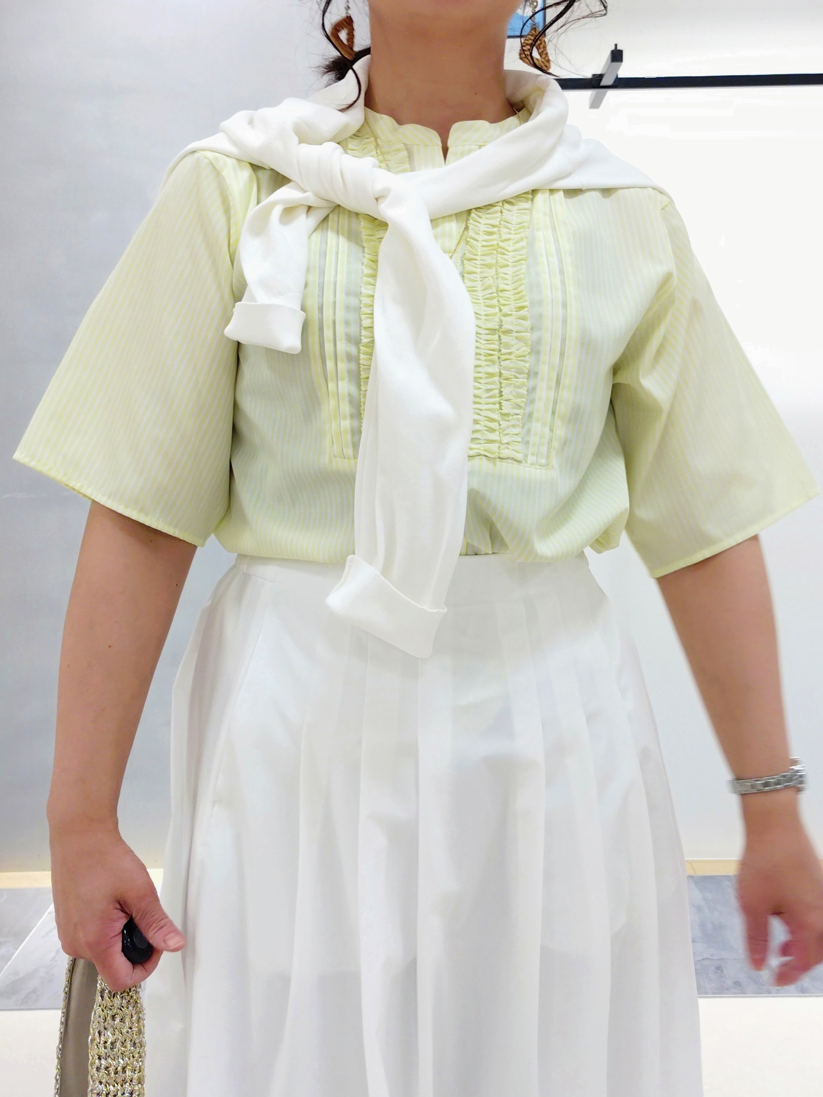 TOMOMIさんの「INDIVI｜【UVケア／吸汗速乾／着映え】フリルピンタックブラウス」を使ったコーディネート