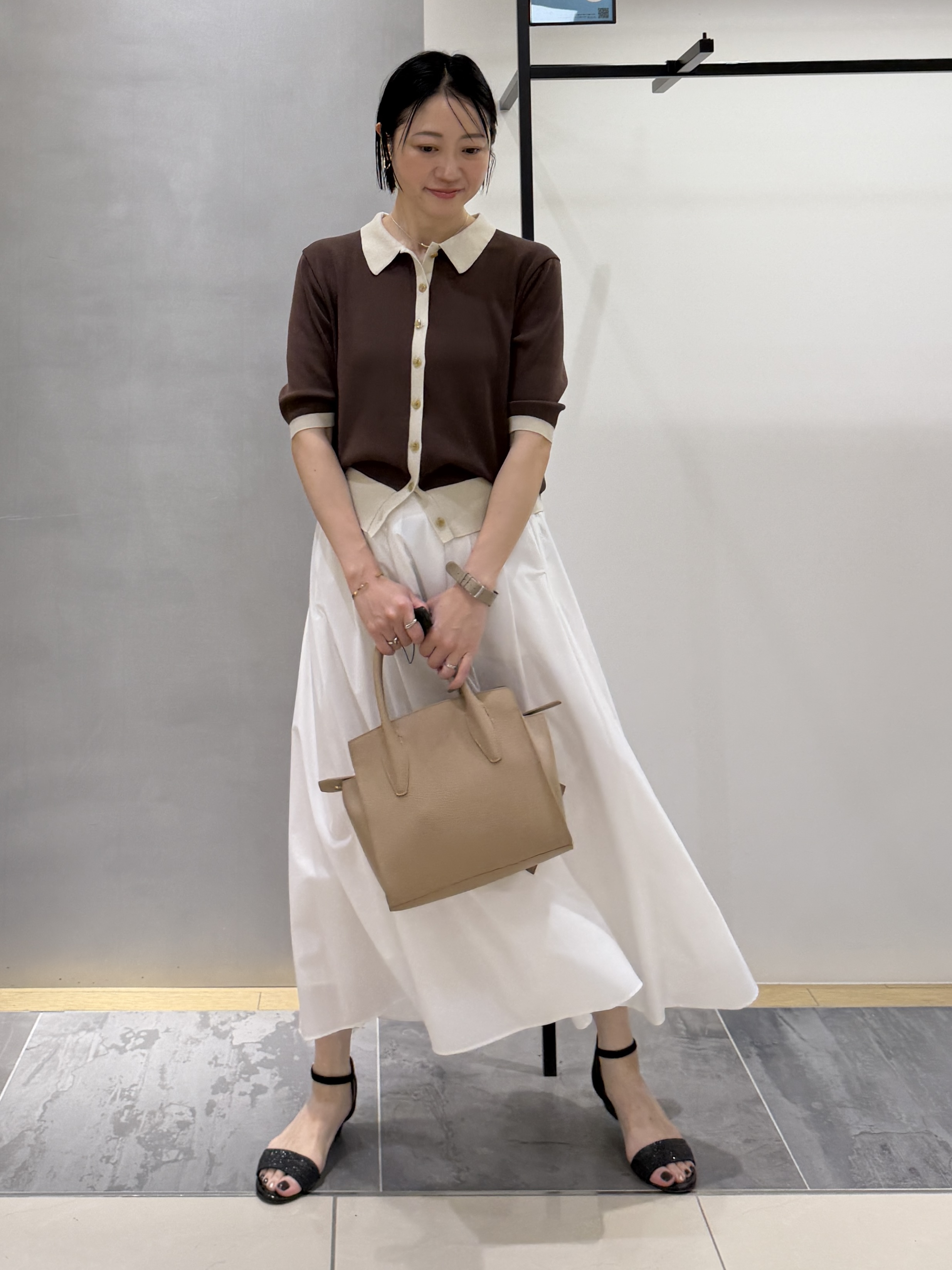 shihoさんの「INDIVI｜【バイカラー】衿付きシャツ風ニット」を使ったコーディネート