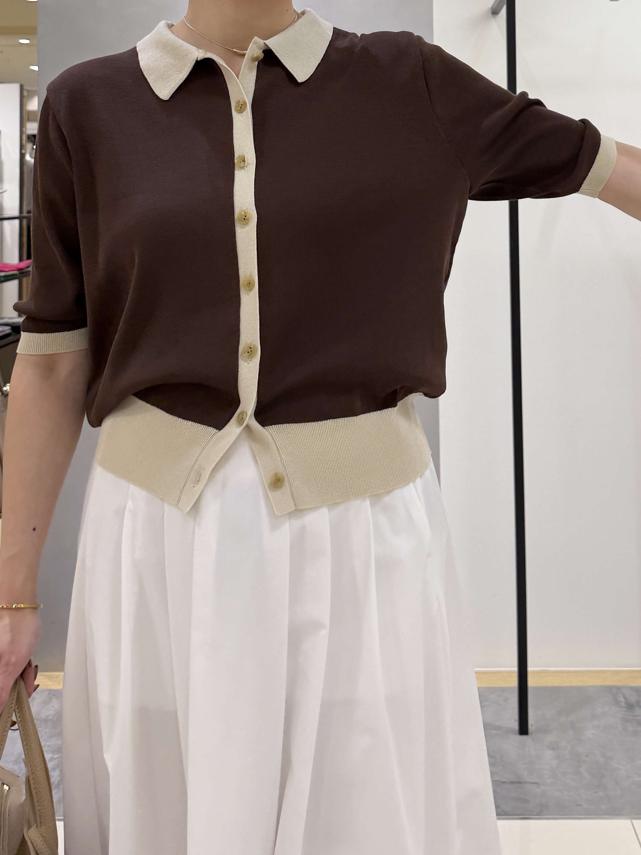 shihoさんの「INDIVI｜【バイカラー】衿付きシャツ風ニット」を使ったコーディネート