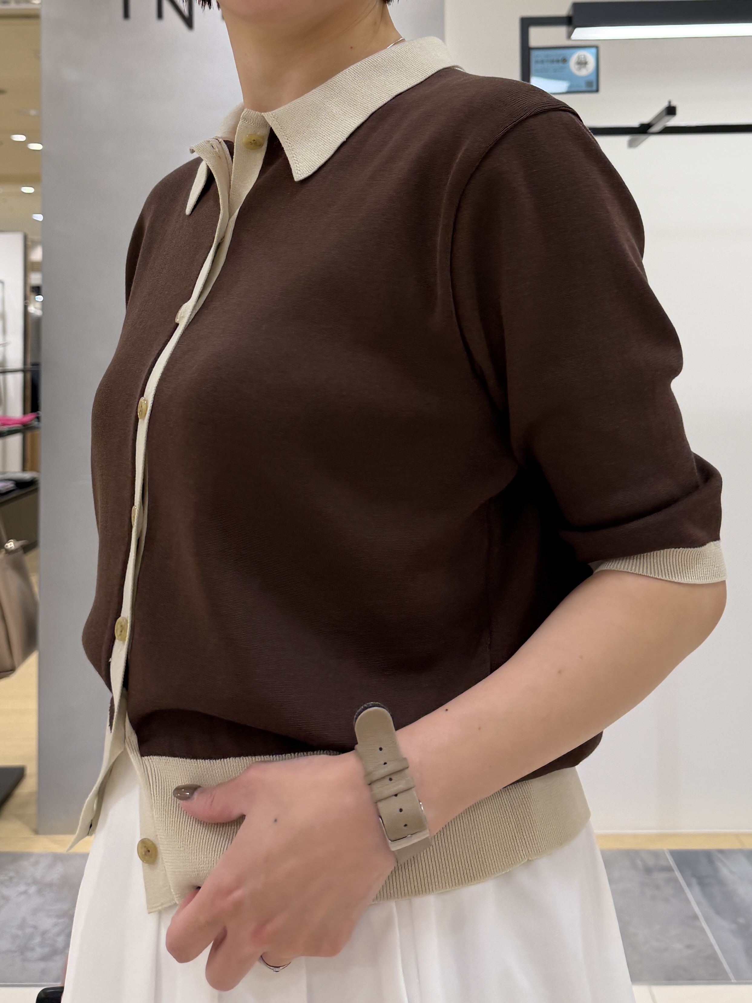shihoさんの「INDIVI｜【バイカラー】衿付きシャツ風ニット」を使ったコーディネート