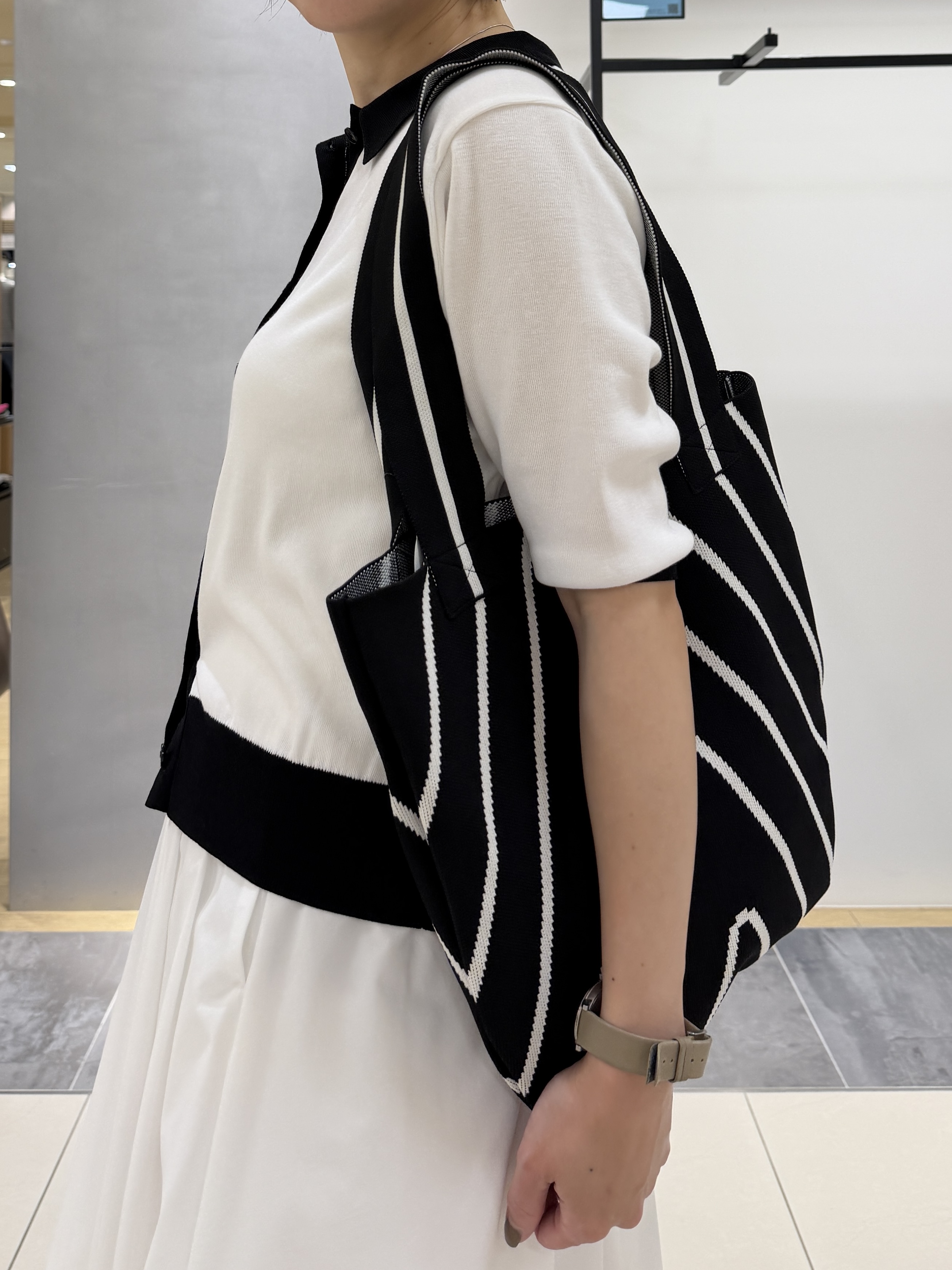 shihoさんの「INDIVI｜【バイカラー】衿付きシャツ風ニット」を使ったコーディネート