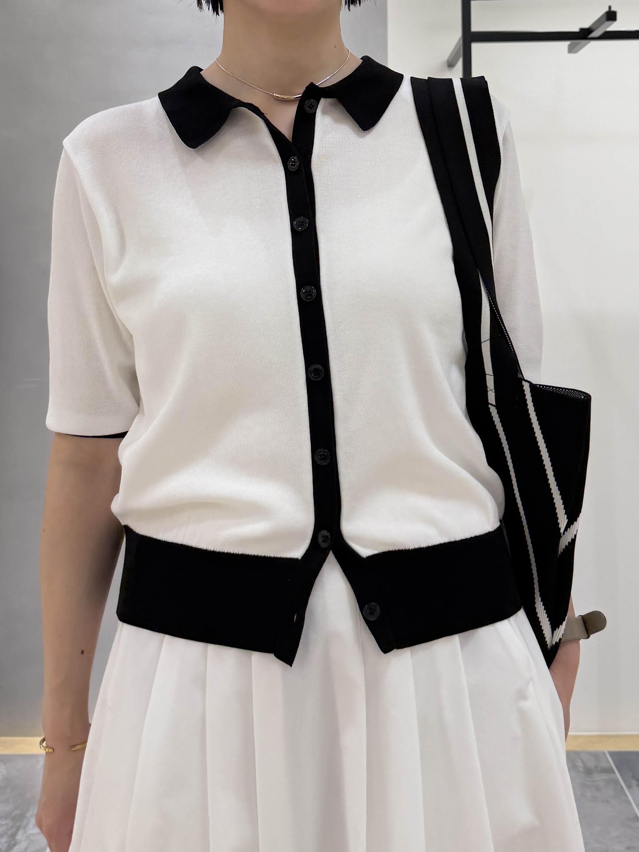 shihoさんの「INDIVI｜【バイカラー】衿付きシャツ風ニット」を使ったコーディネート
