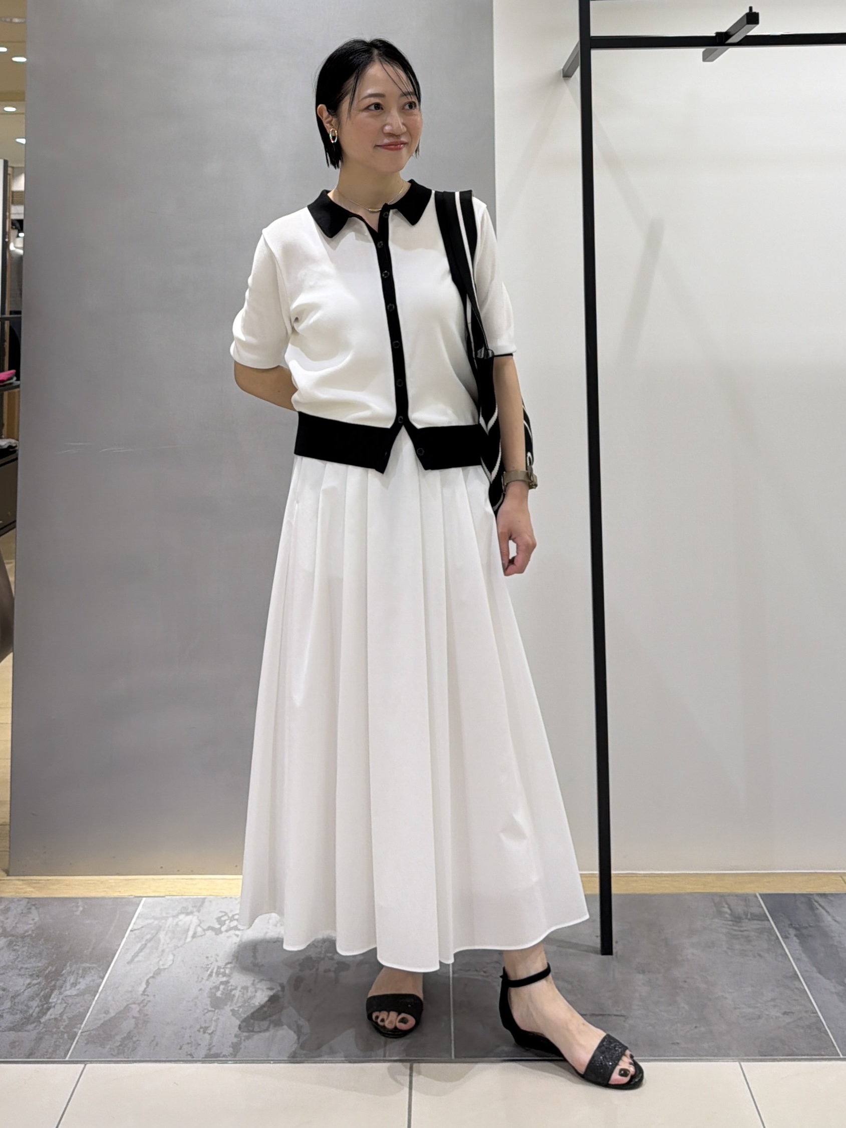 shihoさんの「INDIVI｜【バイカラー】衿付きシャツ風ニット」を使ったコーディネート