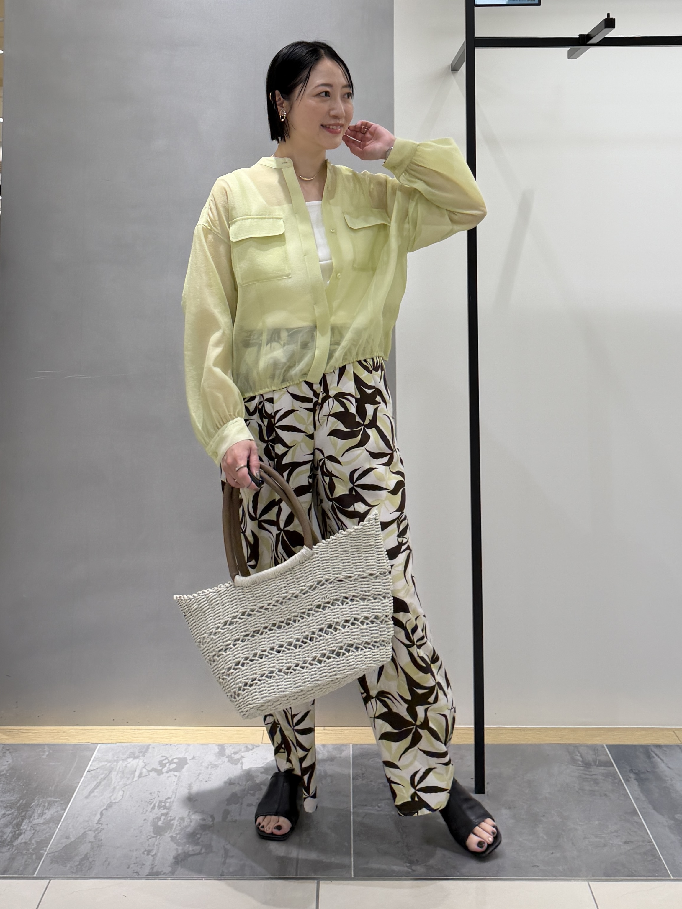 shihoさんの「INDIVI｜【トレンド／2WAY】裾ドロスト付きシアーブラウスブルゾン」を使ったコーディネート