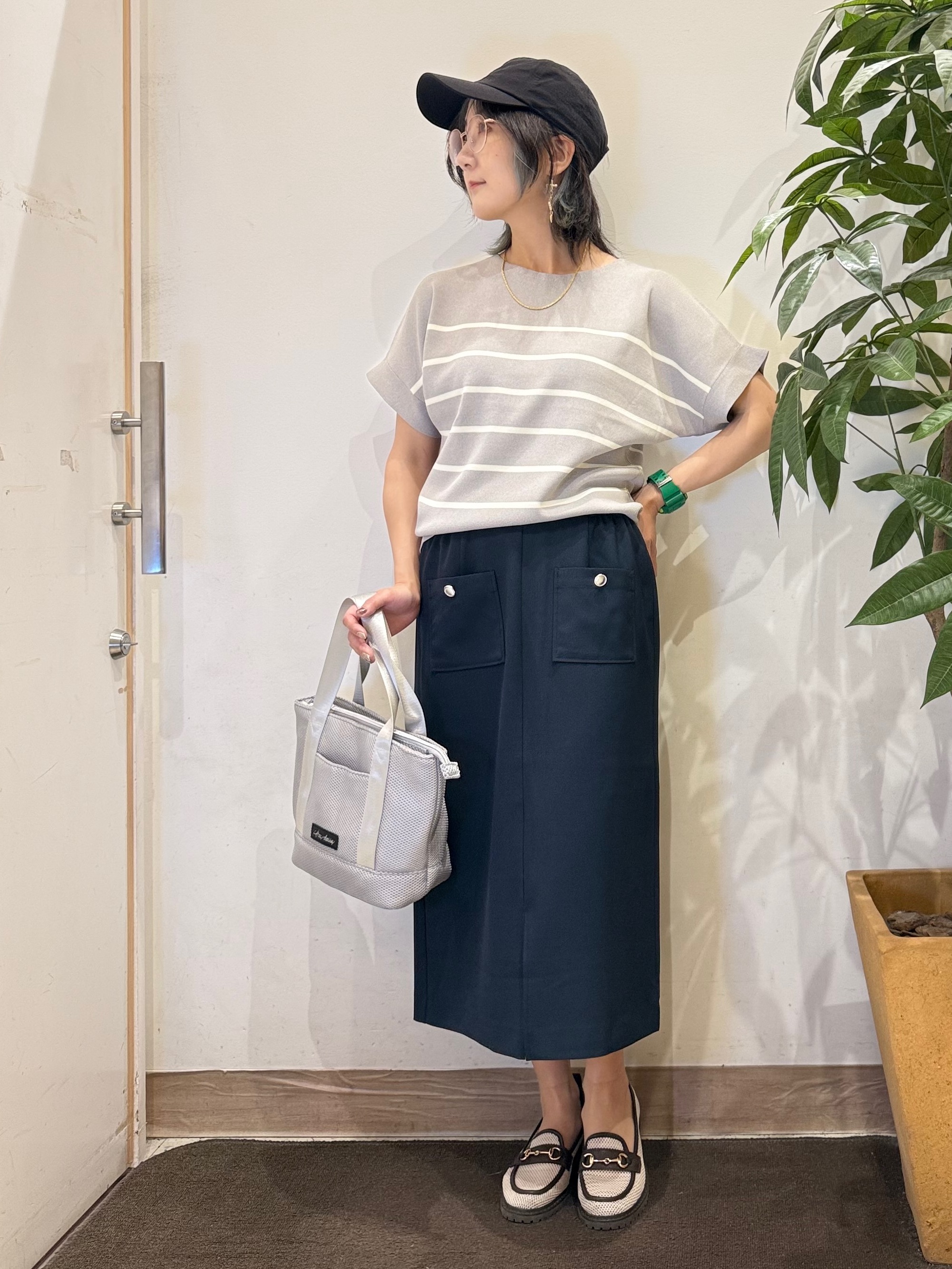 misakiさんの「SHOO･LA･RUE｜【毎日洗える/ひんやり/UV/S-LL】二の腕隠れる さらっとドルマン半袖ニット」を使ったコーディネート