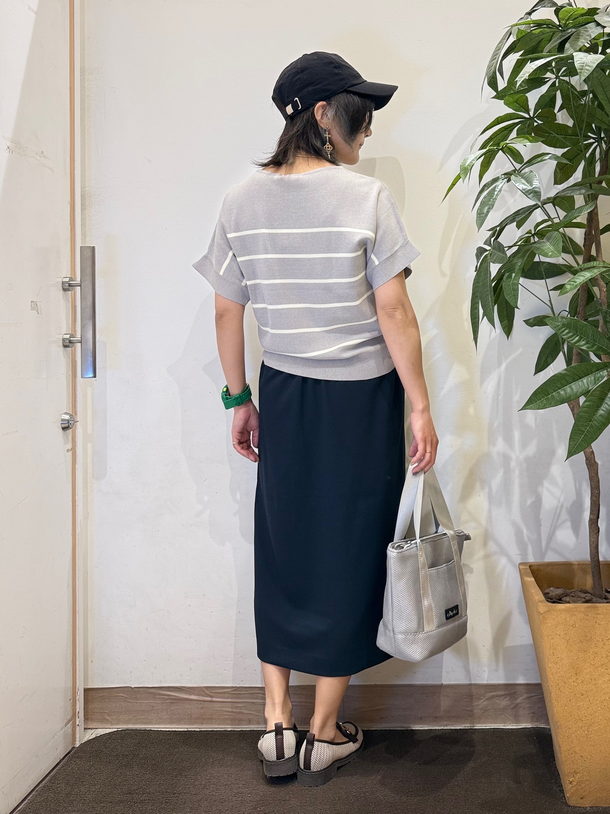 misakiさんの「SHOO･LA･RUE｜【毎日洗える/ひんやり/UV/S-LL】二の腕隠れる さらっとドルマン半袖ニット」を使ったコーディネート