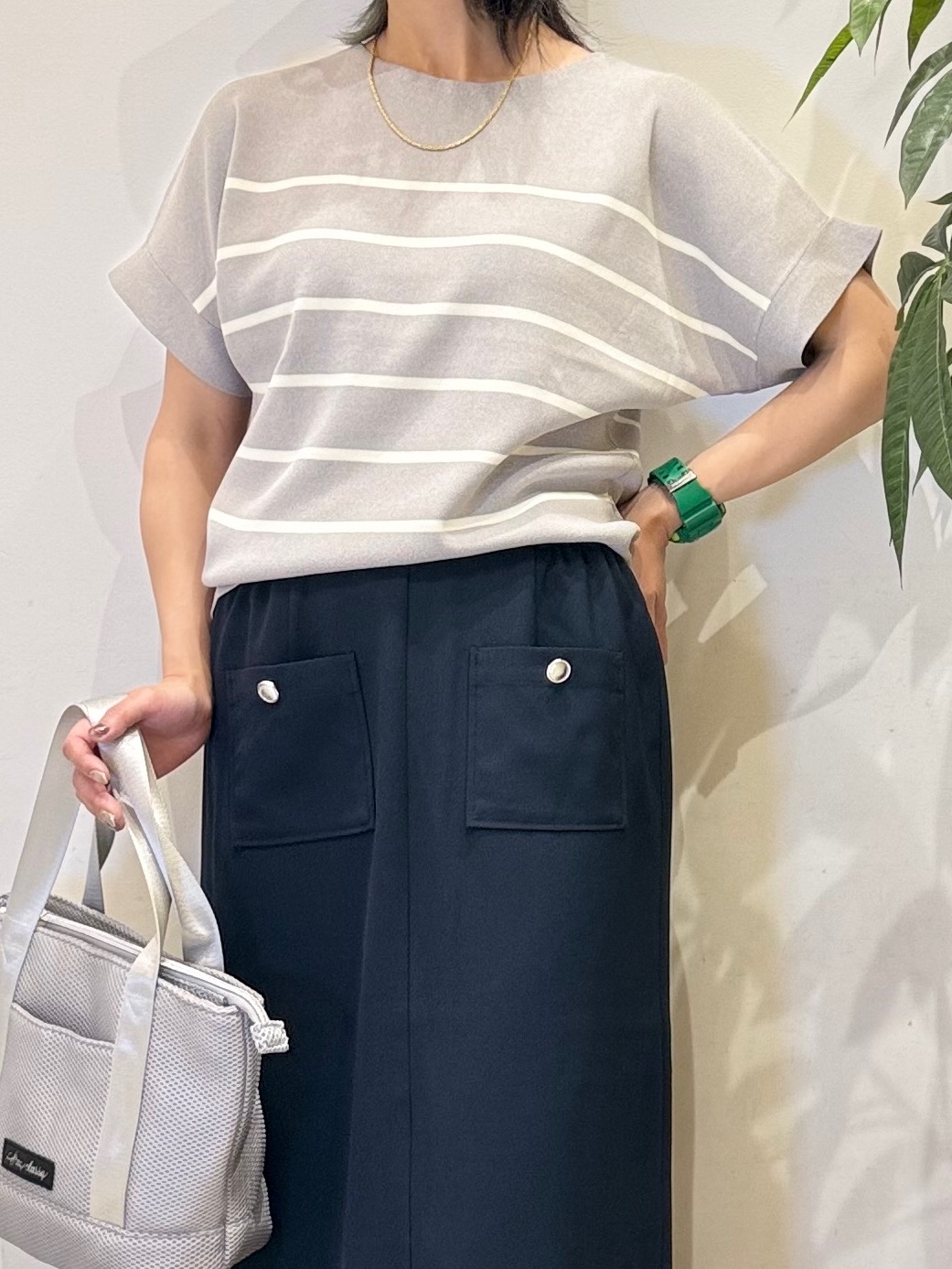 misakiさんの「SHOO･LA･RUE｜【毎日洗える/ひんやり/UV/S-LL】二の腕隠れる さらっとドルマン半袖ニット」を使ったコーディネート