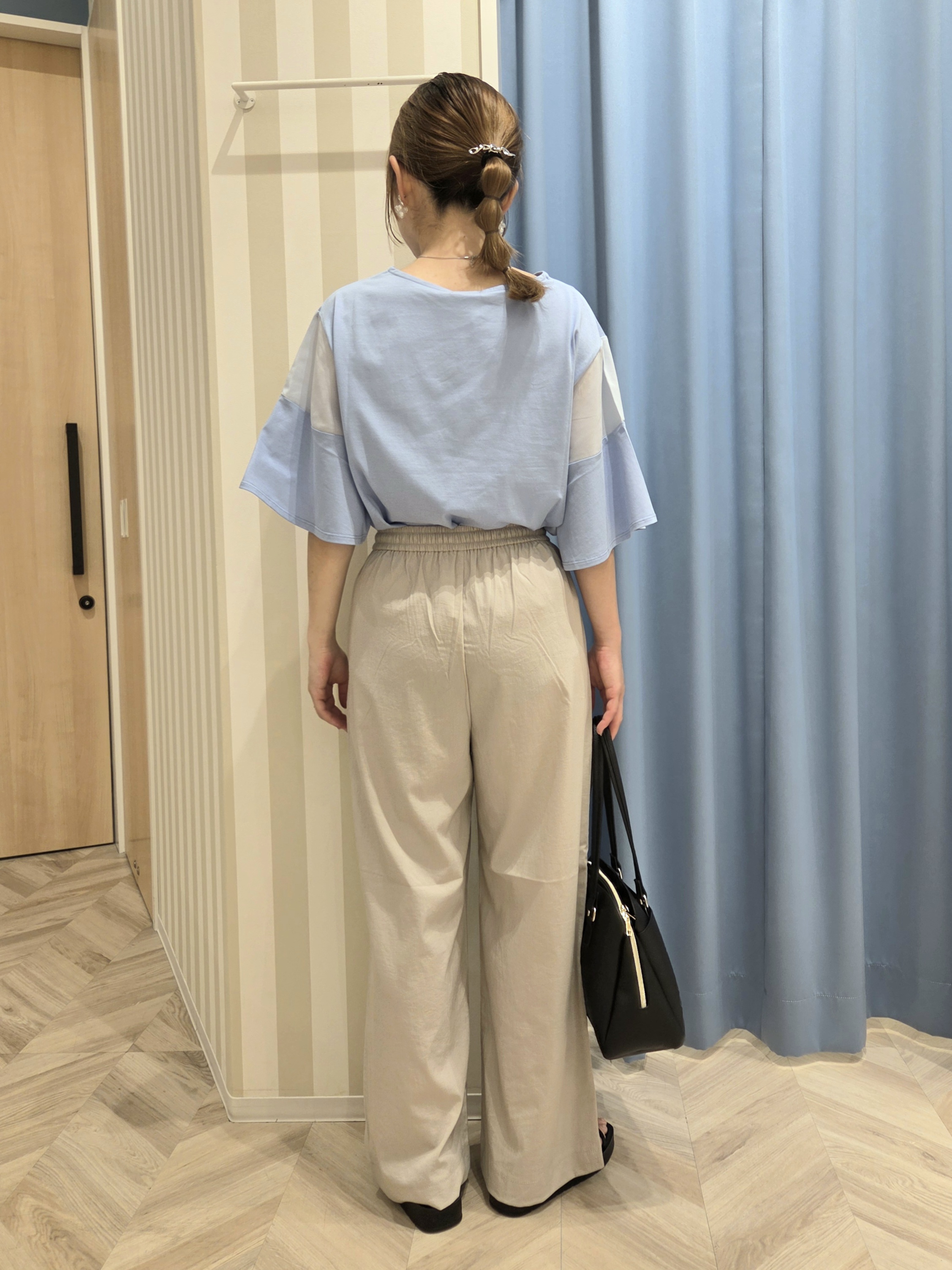 Ikumiさんの「SHOO･LA･RUE｜【ひんやり/S-LL/体型カバー】フレアスリーブで二の腕を自然にカバー 浅VネックTシャツ」を使ったコーディネート