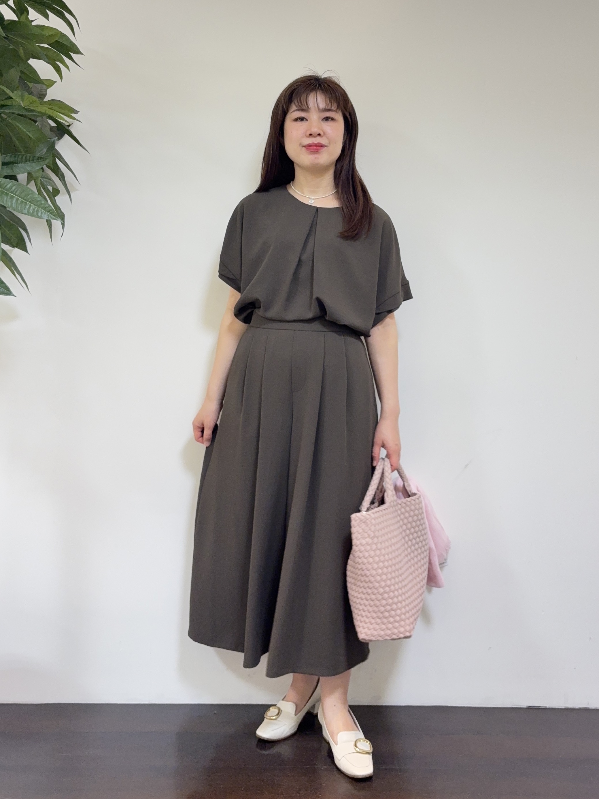 CHISATOさんの「UNTITLED｜【前後2WAY/はっ水/セットアップ可】リラクシーフレンチスリーブブラウス」を使ったコーディネート