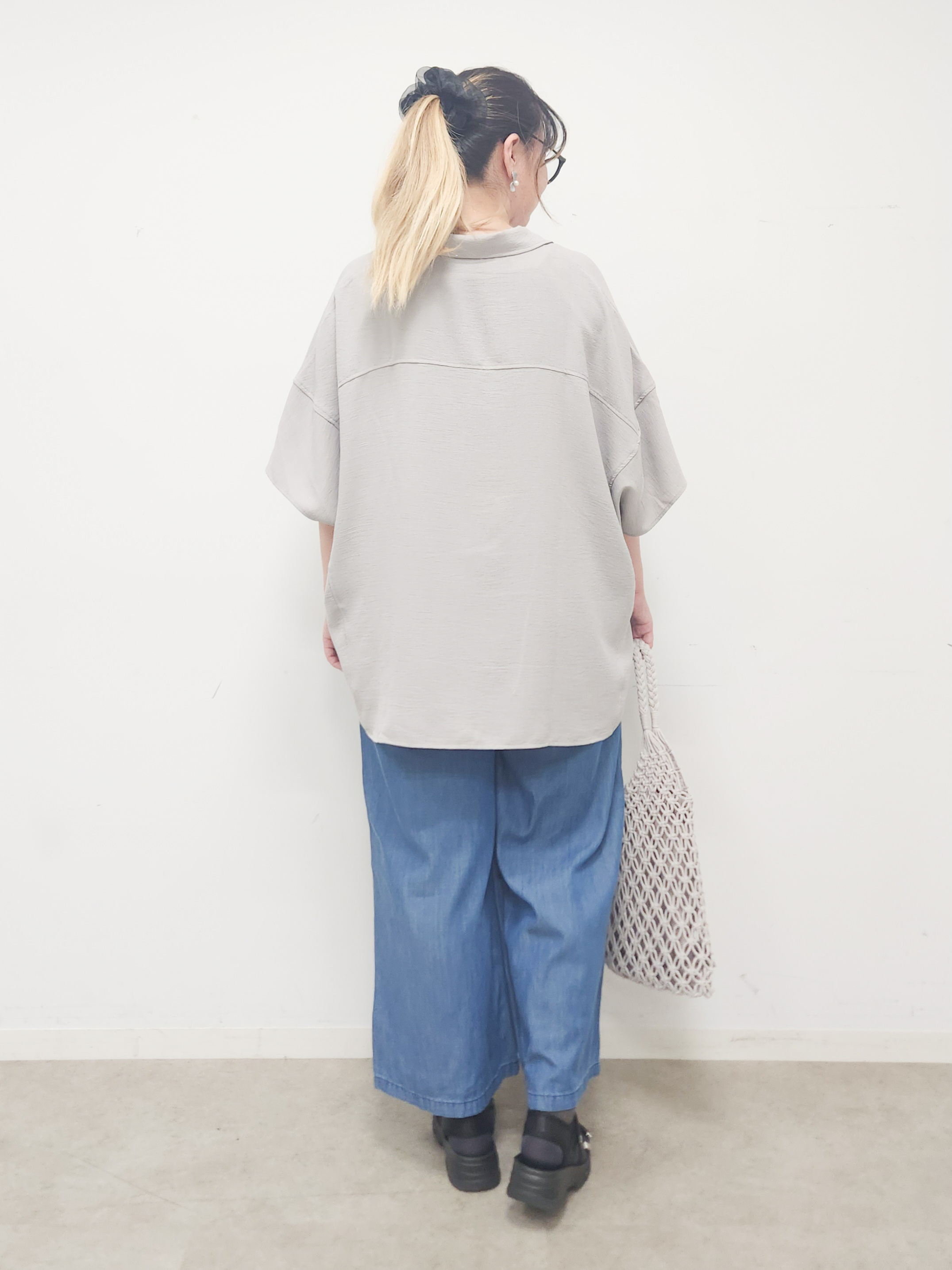 れーやんさんの「SHOO･LA･RUE｜【高レビュー/洗濯後しわになりにくい/体型カバー】きちんとゆるっと 大人の抜け感 ポンチョ風カラーシ」を使ったコーディネート