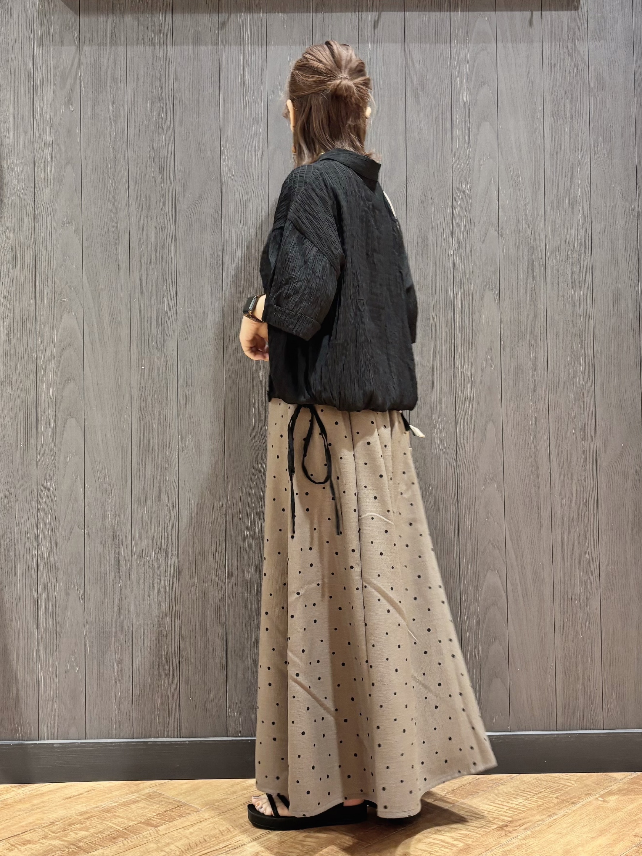 meiさんの「SHOO･LA･RUE｜【S-LL/洗濯機可/体型カバー】さらさら シャーリングシフォン 裾ドロストシャツ」を使ったコーディネート