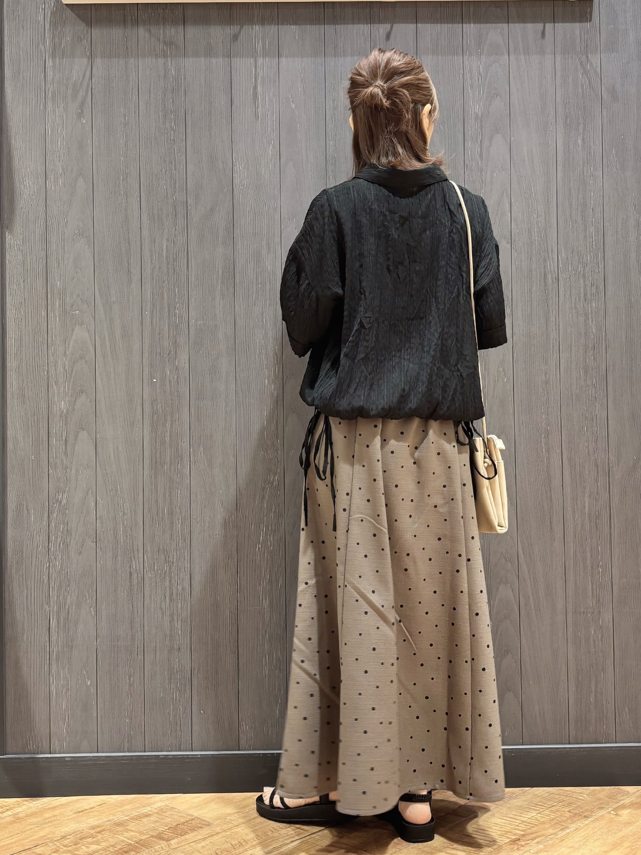 meiさんの「SHOO･LA･RUE｜【S-LL/洗濯機可/体型カバー】さらさら シャーリングシフォン 裾ドロストシャツ」を使ったコーディネート