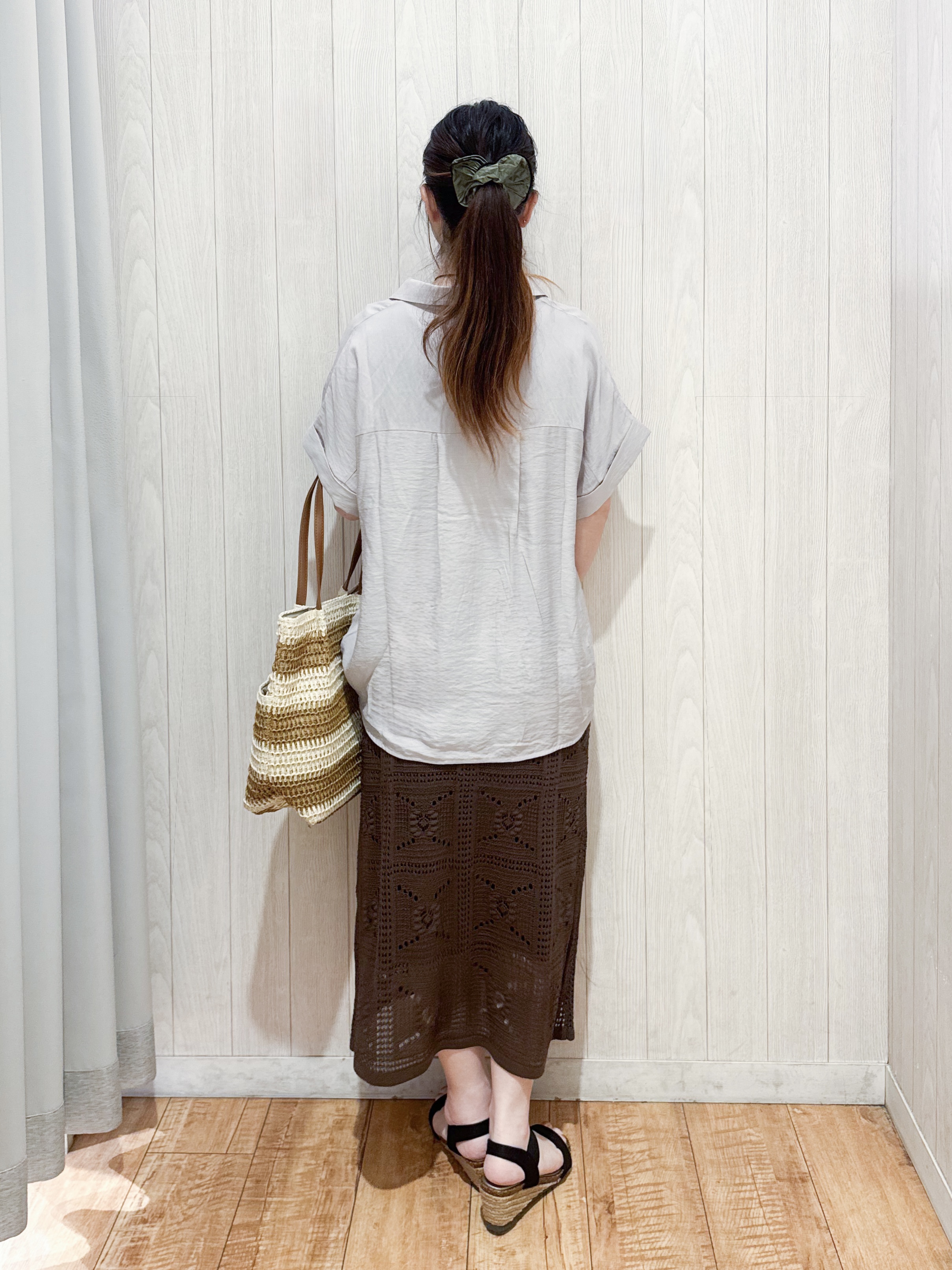 愛さんの「SHOO･LA･RUE｜【ひんやり/S-LL/洗濯機可】インせず着られる 裾タック スキッパーシャツ」を使ったコーディネート