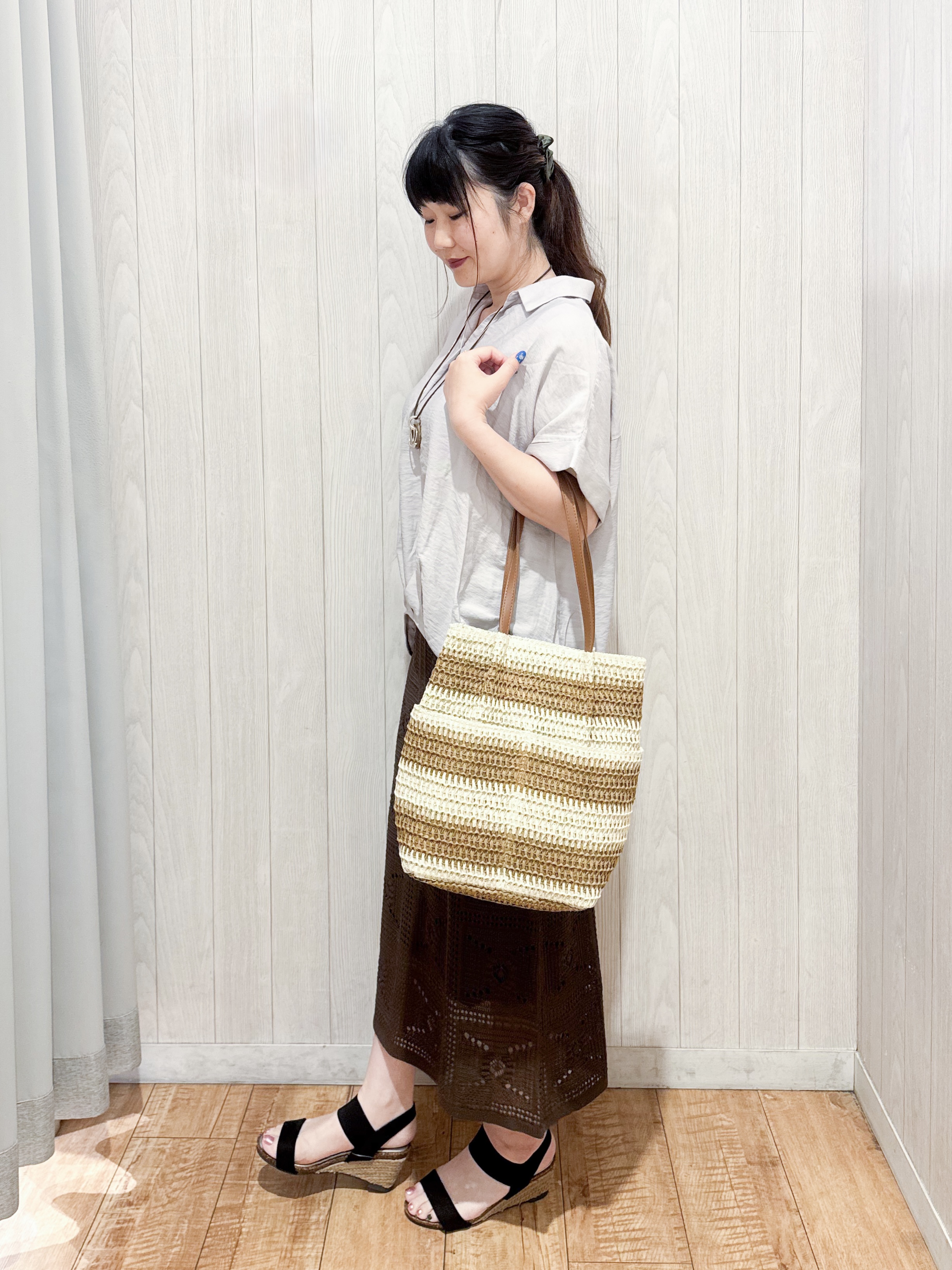 愛さんの「SHOO･LA･RUE｜【ひんやり/S-LL/洗濯機可】インせず着られる 裾タック スキッパーシャツ」を使ったコーディネート