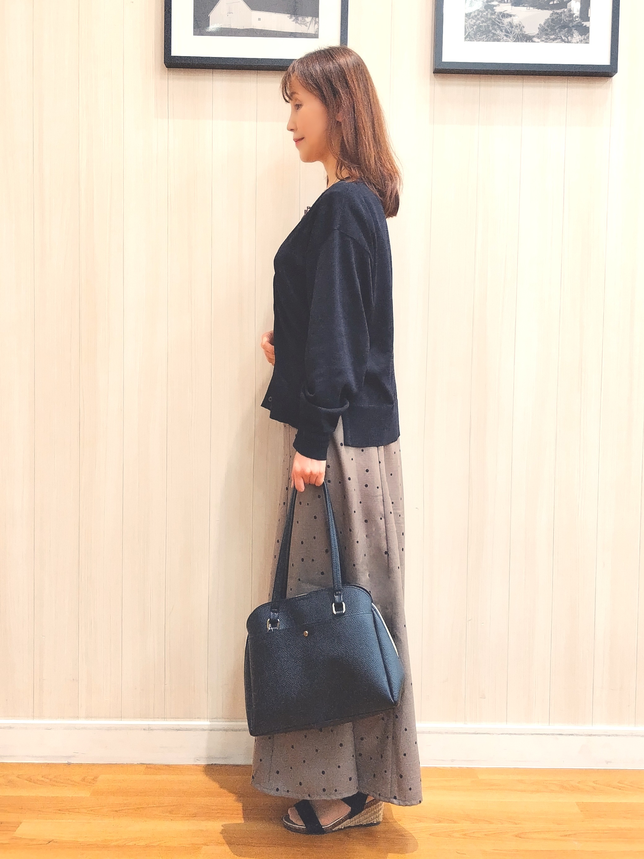 yseさんの「SHOO･LA･RUE｜【洗濯機可/ひんやり/UV】さらっとしたタッチが心地よい ショート丈 Vネックカーディガン」を使ったコーディネート