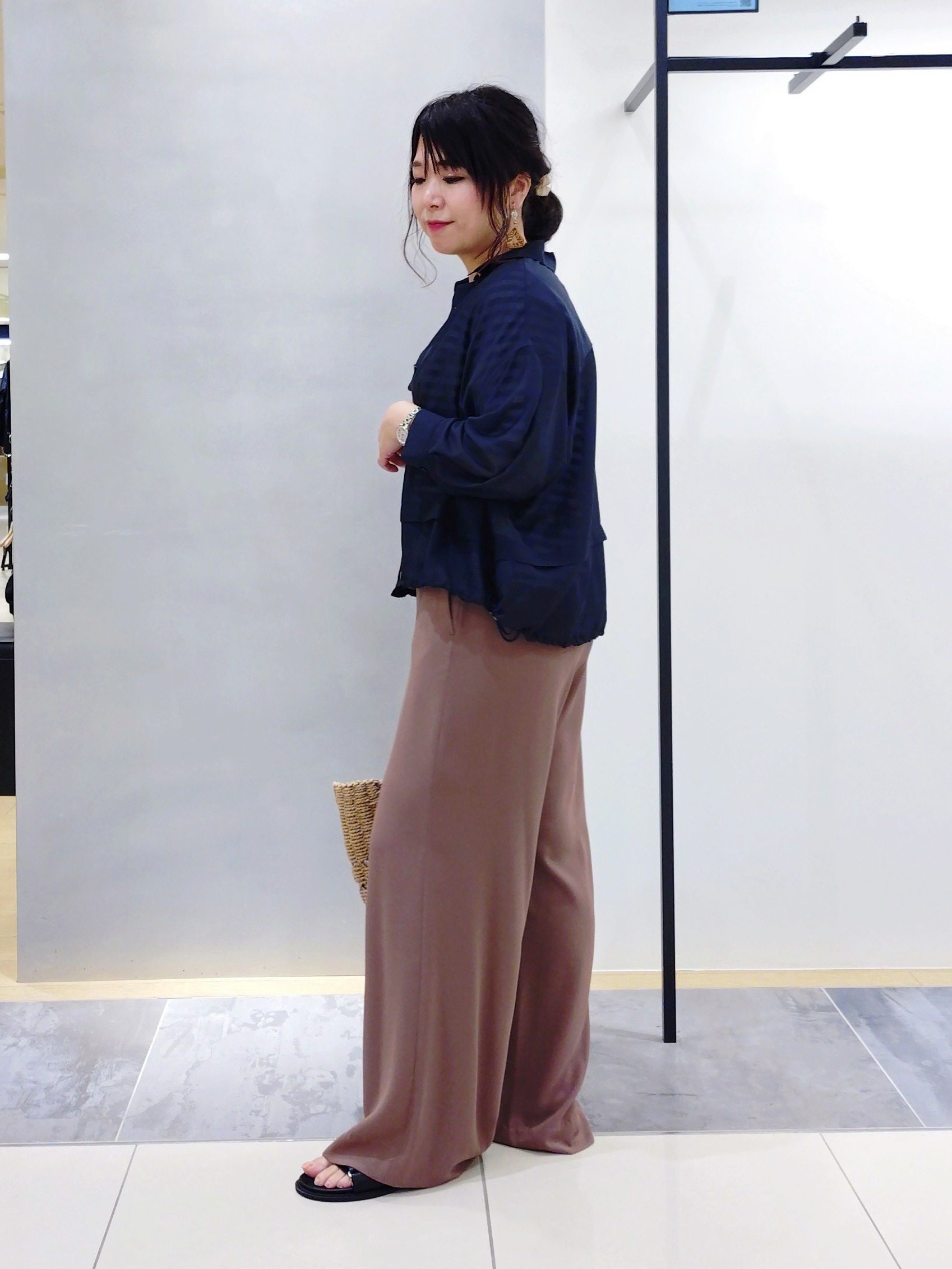 TOMOMIさんの「INDIVI｜【さらに軽く軽快！／着る日傘】イージーワイドパンツ」を使ったコーディネート