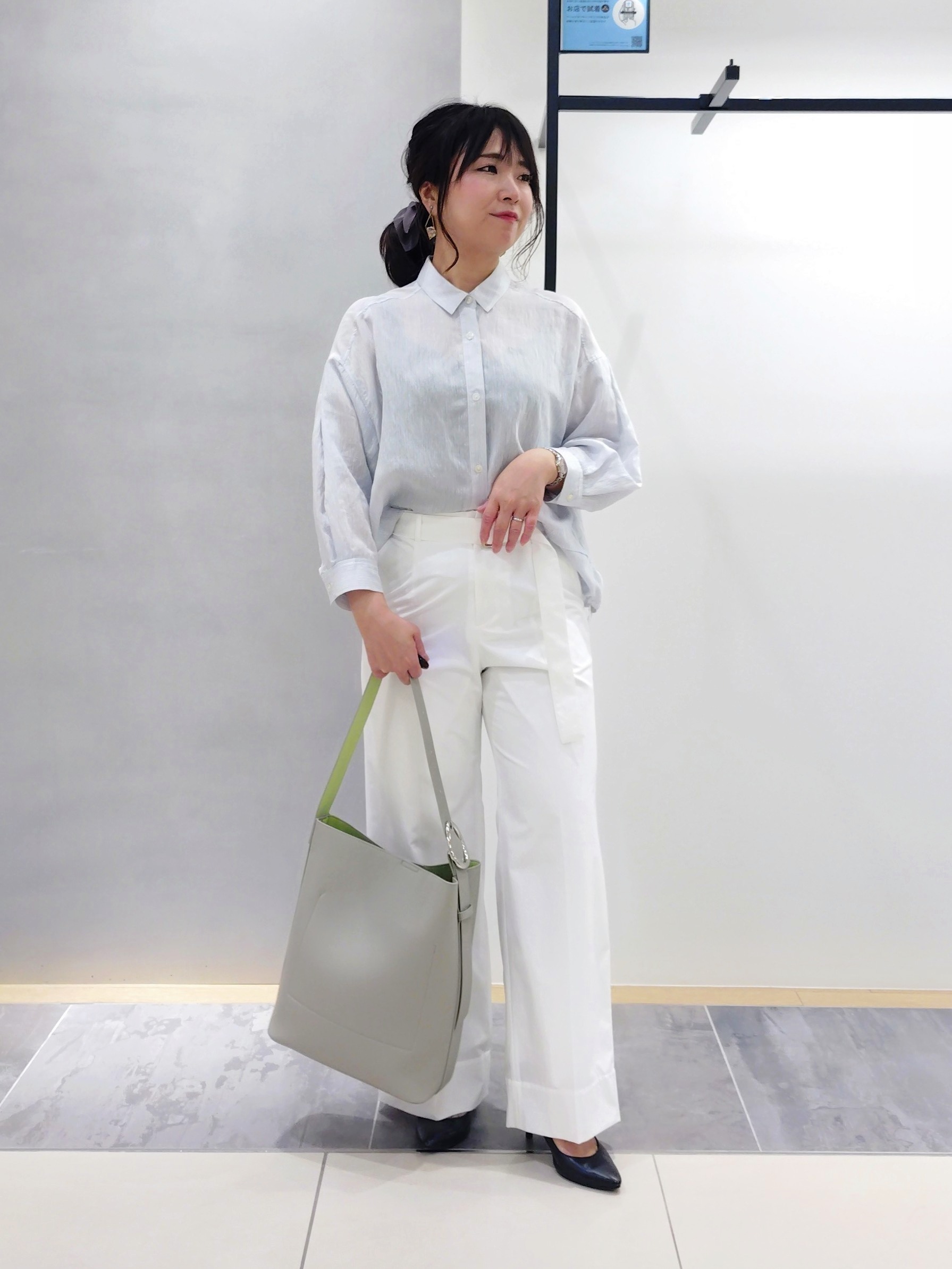 TOMOMIさんの「INDIVI｜【撥水／UVケア／SETUP可能】軽量ベルト付ワイドストレートパンツ」を使ったコーディネート