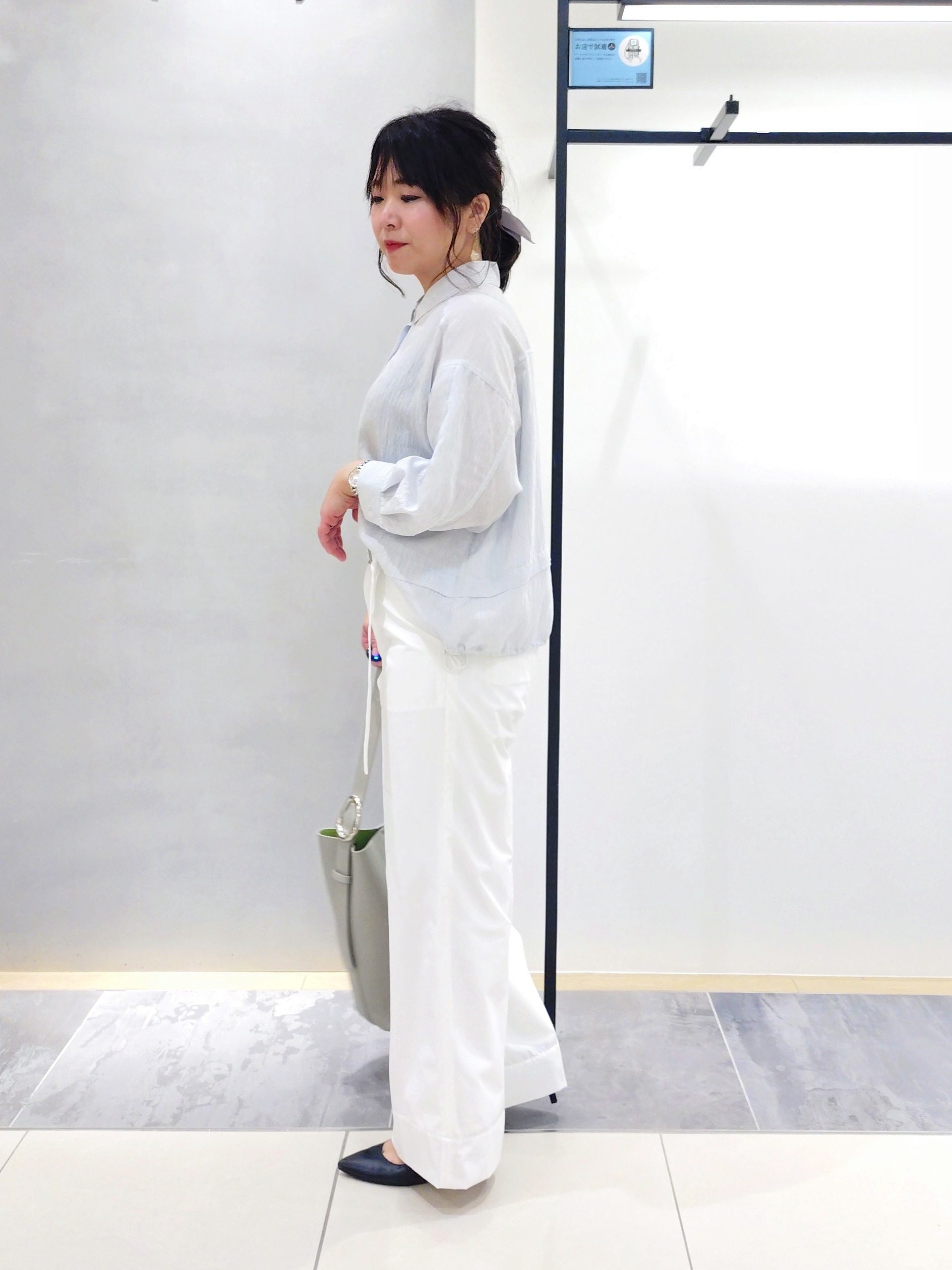 TOMOMIさんの「INDIVI｜【撥水／UVケア／SETUP可能】軽量ベルト付ワイドストレートパンツ」を使ったコーディネート