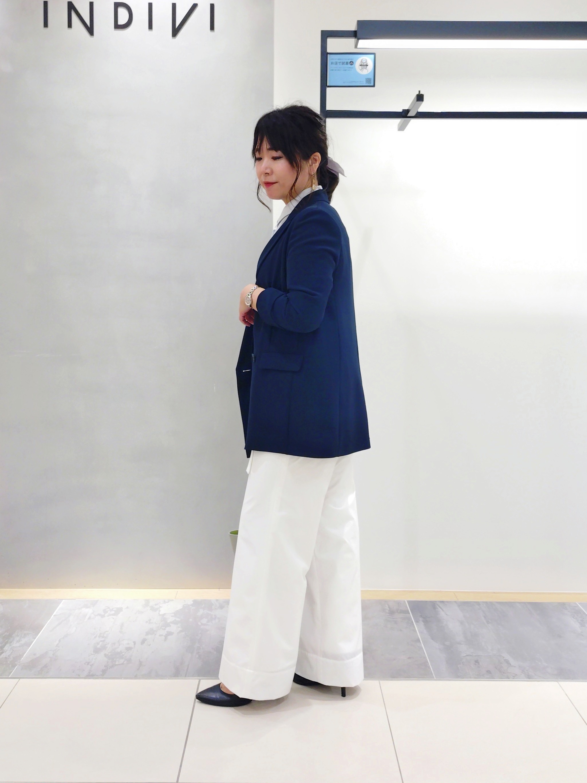 TOMOMIさんの「INDIVI｜【撥水／UVケア／SETUP可能】軽量ベルト付ワイドストレートパンツ」を使ったコーディネート